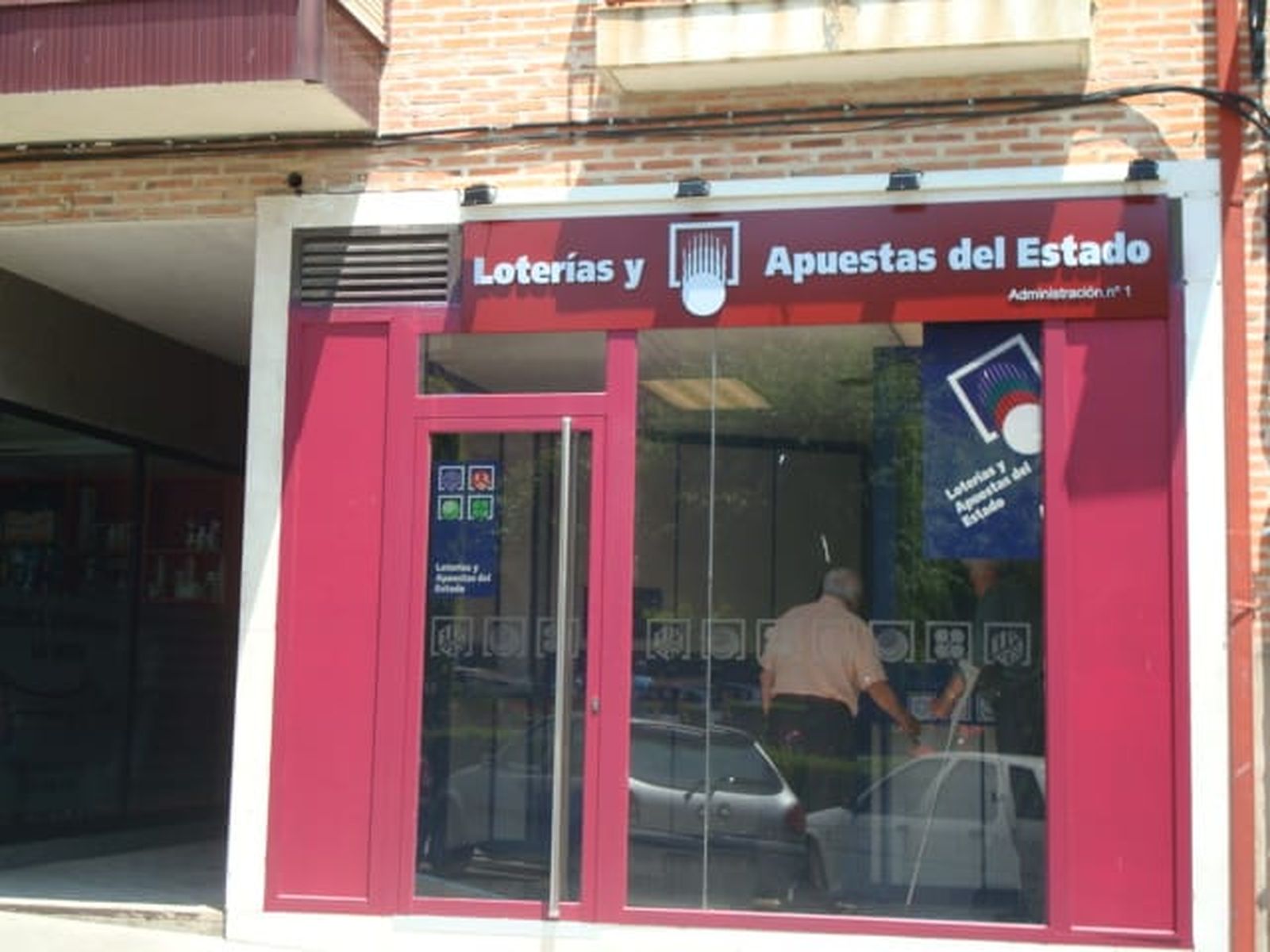 Administración de loterías de Benavente en la que ha sido sellado el boleto ganador de la Primitiva