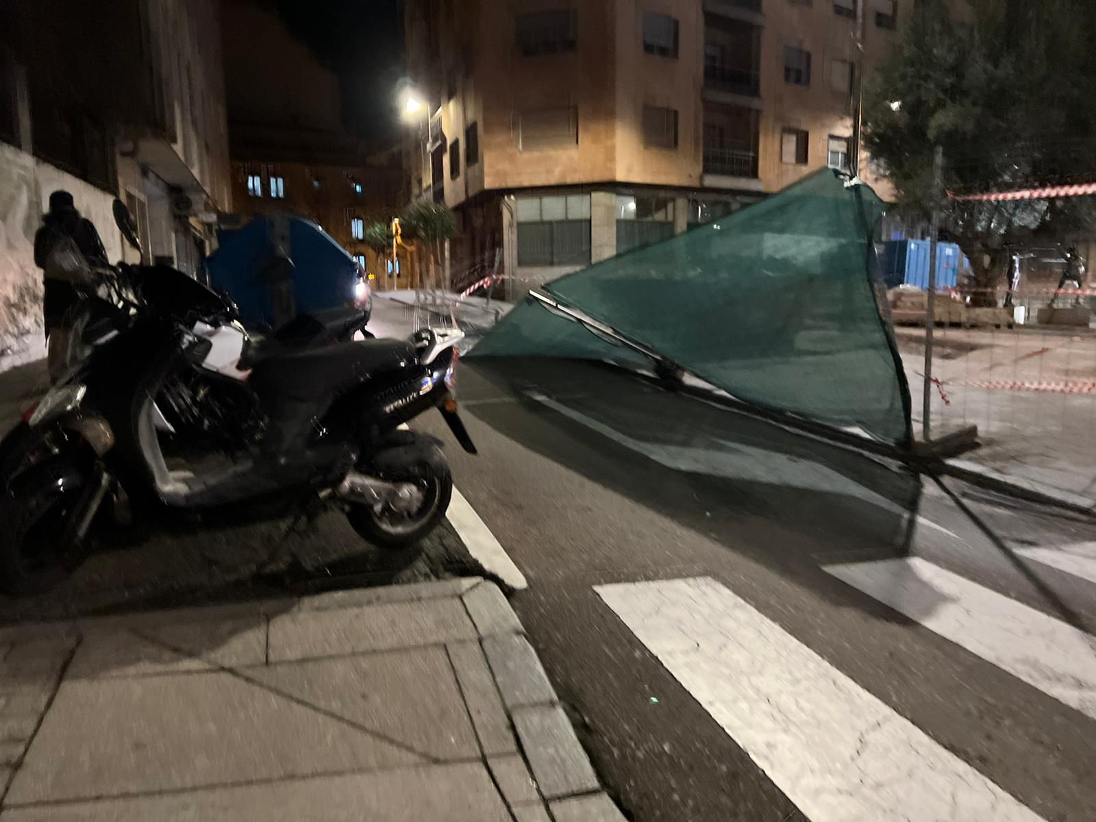 Caída de las vallas que delimitan las obras de la plaza del Campillo (5)