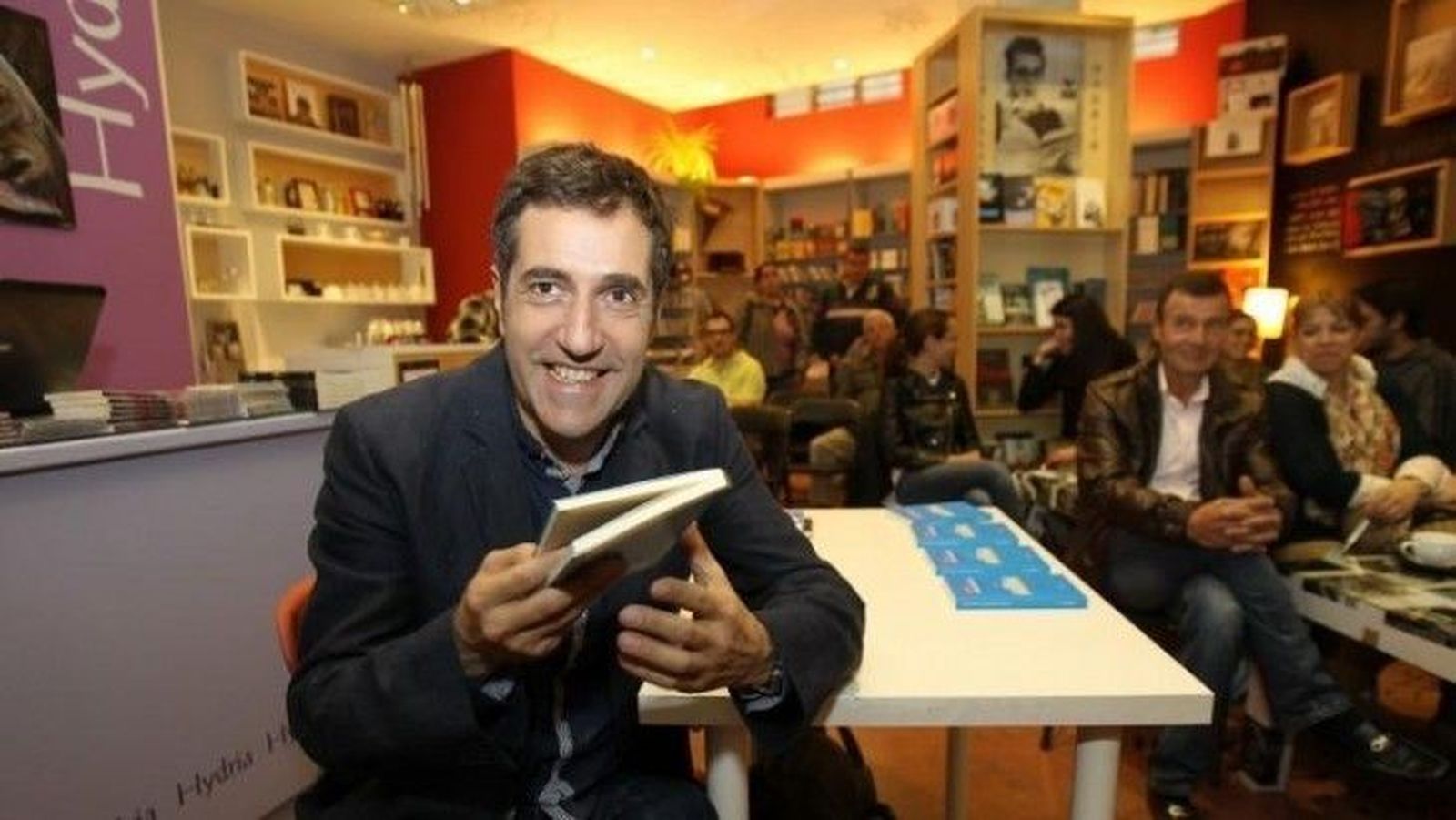 El periodista Carlos de Vega presenta su nuevo libro