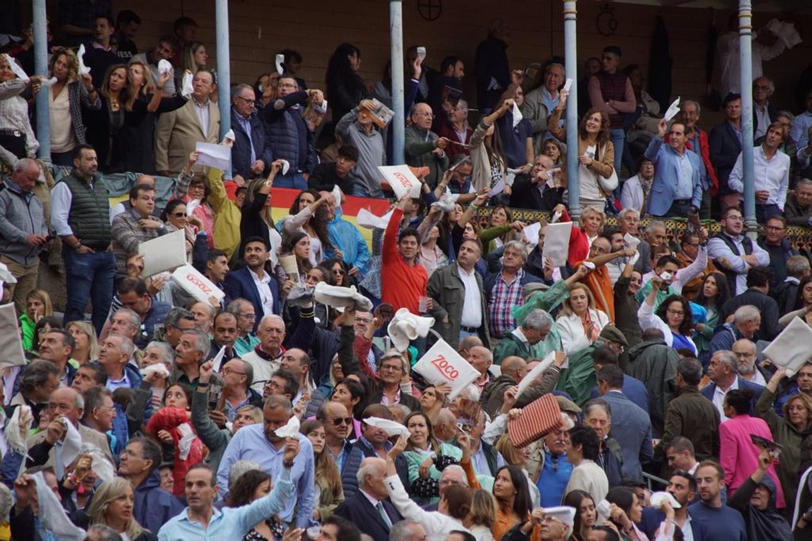 tendidos-de-la-glorieta-durante-la-corrida-de-garcia-y-olga-jimenez-87