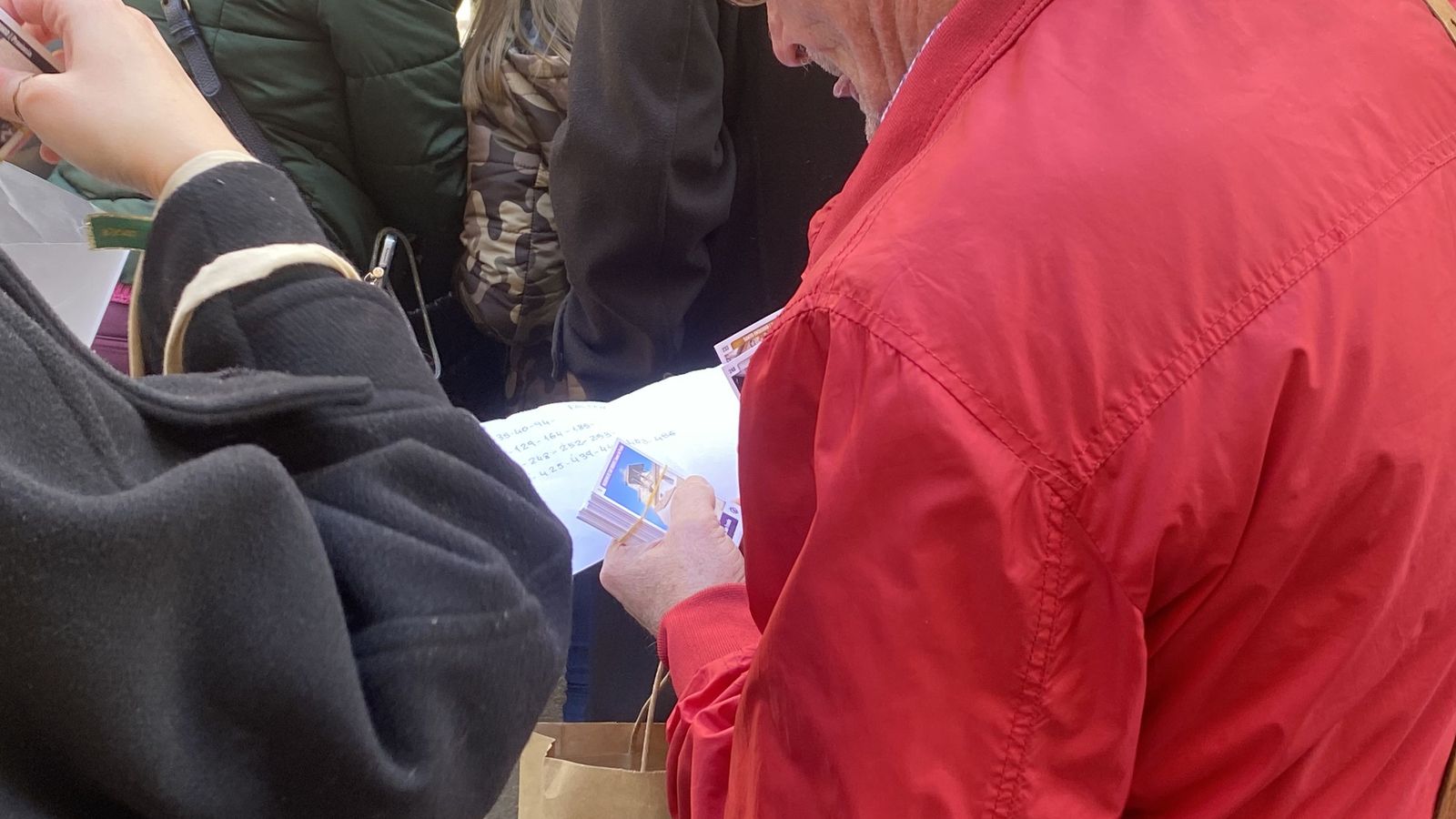 Varias personas intercambiando cromos