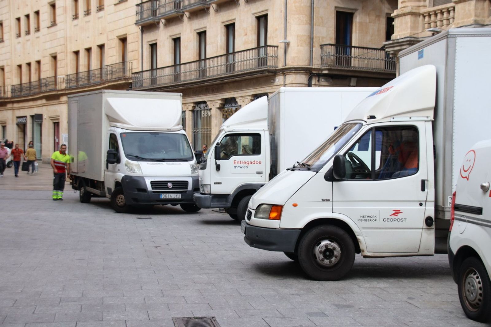 Furgoneta de reparto en la plaza del Liceo