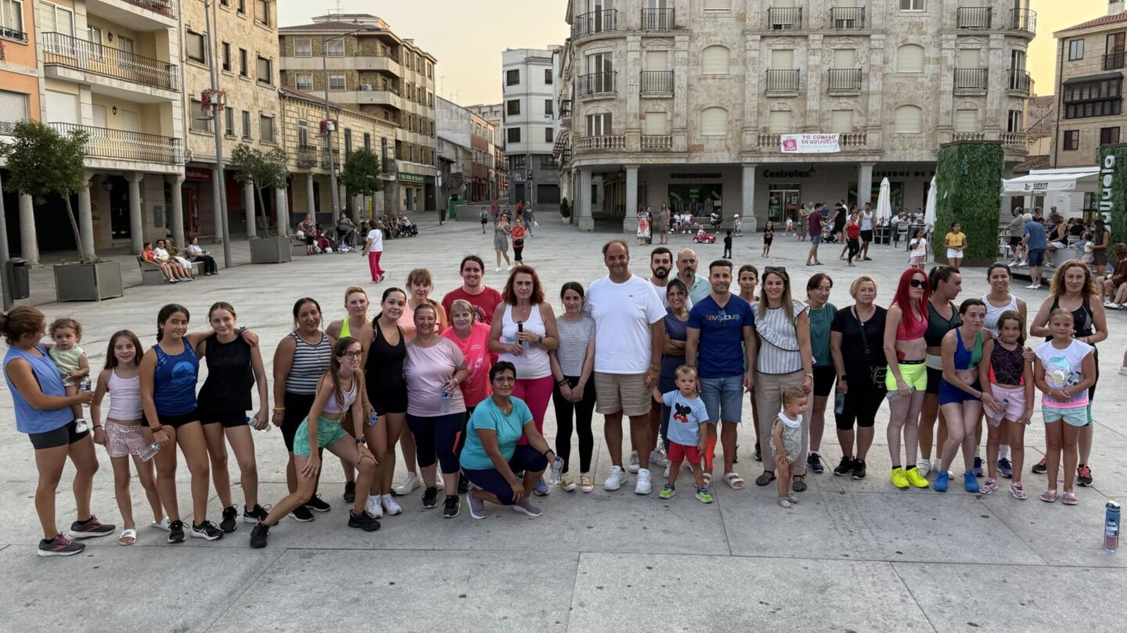 Clase de zumba al aire libre en Guijuelo