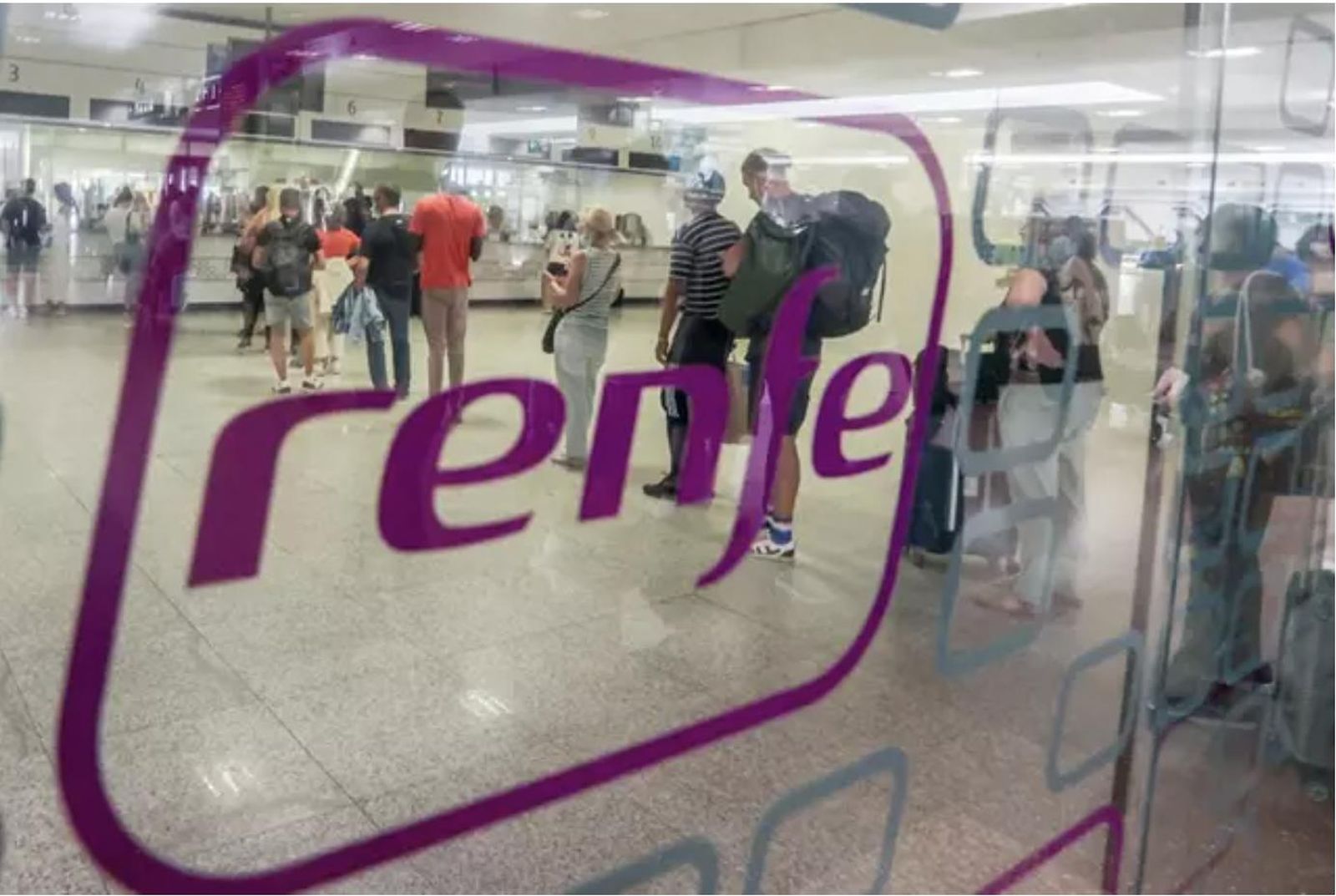 Pasajeros esperan para ser atendidos, en la estación de Chamartín, a 26 de agosto de 2022, en Chamartín (España). - Ricardo Rubio - Europa Press - Archivo