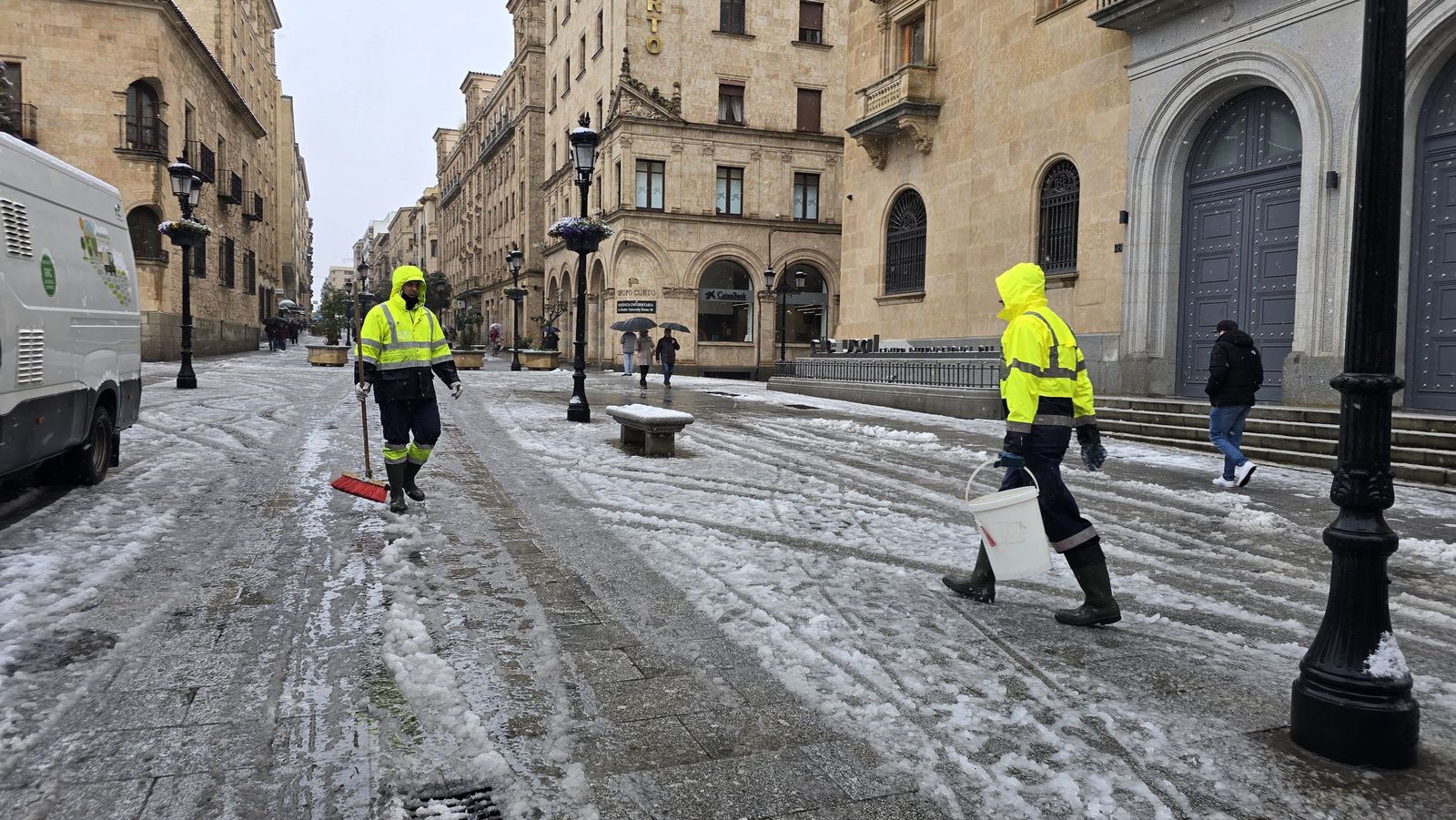 La nieve anega carreteras y tiñe de blanco Salamanca capital y provincia: imágenes de la nevada de este 28 de enero