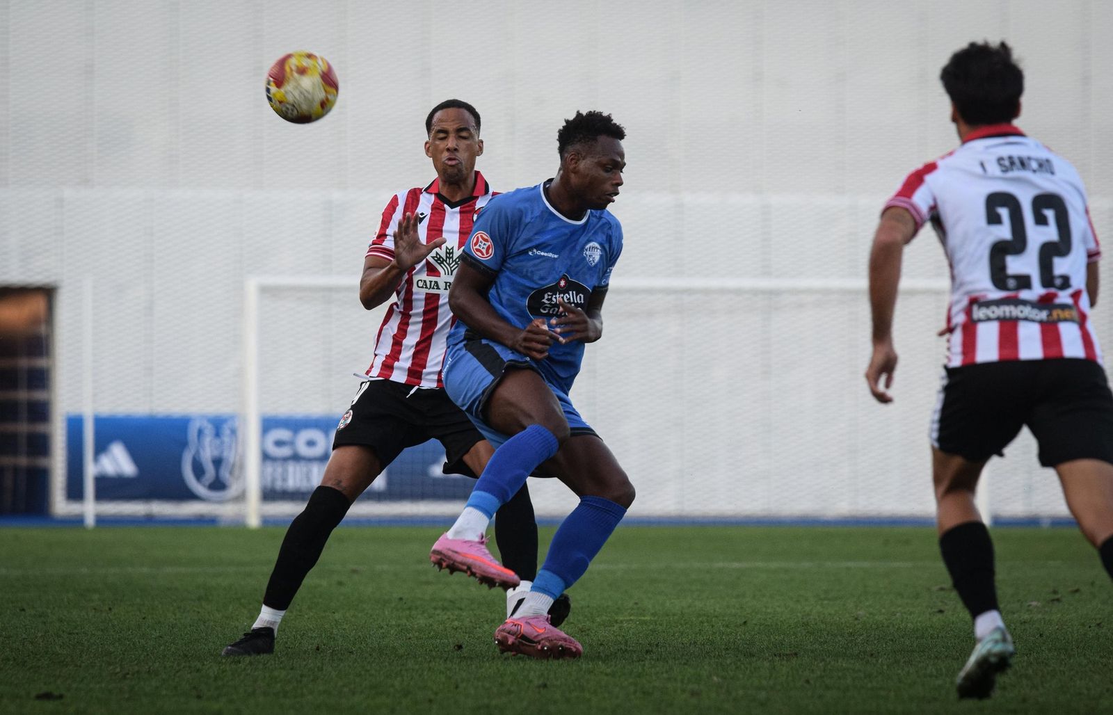 Athuman disputa un balón con un jugador del Ourense. Foto: Zamora CF
