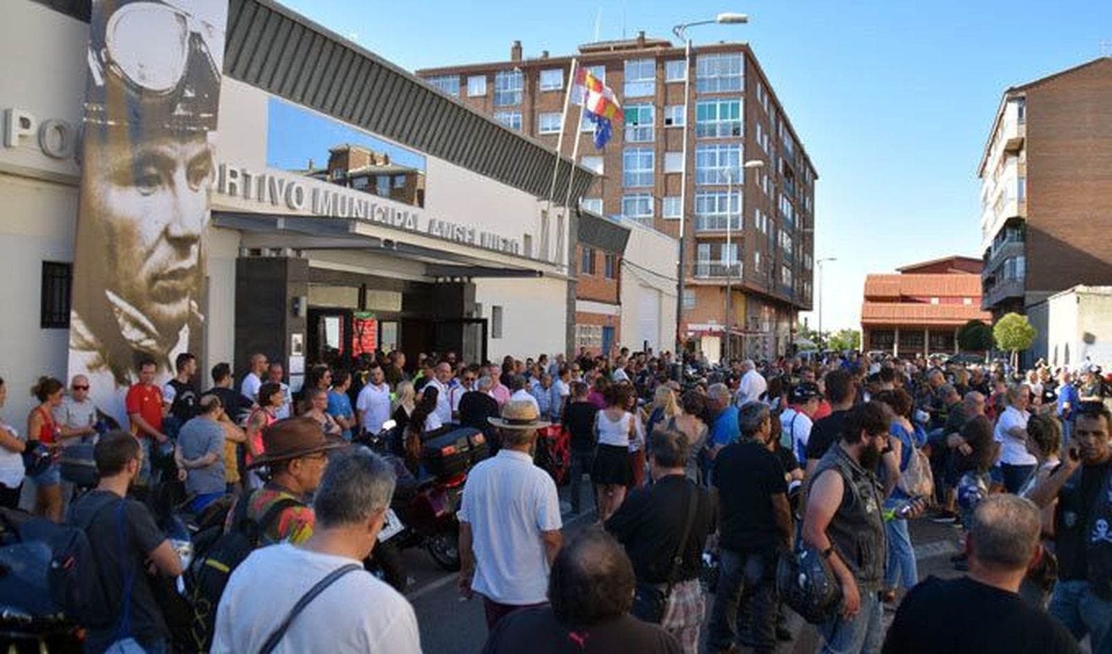 Un minuto de silencio y cinco del rugir de las motos, en memoria de Ángel Nieto