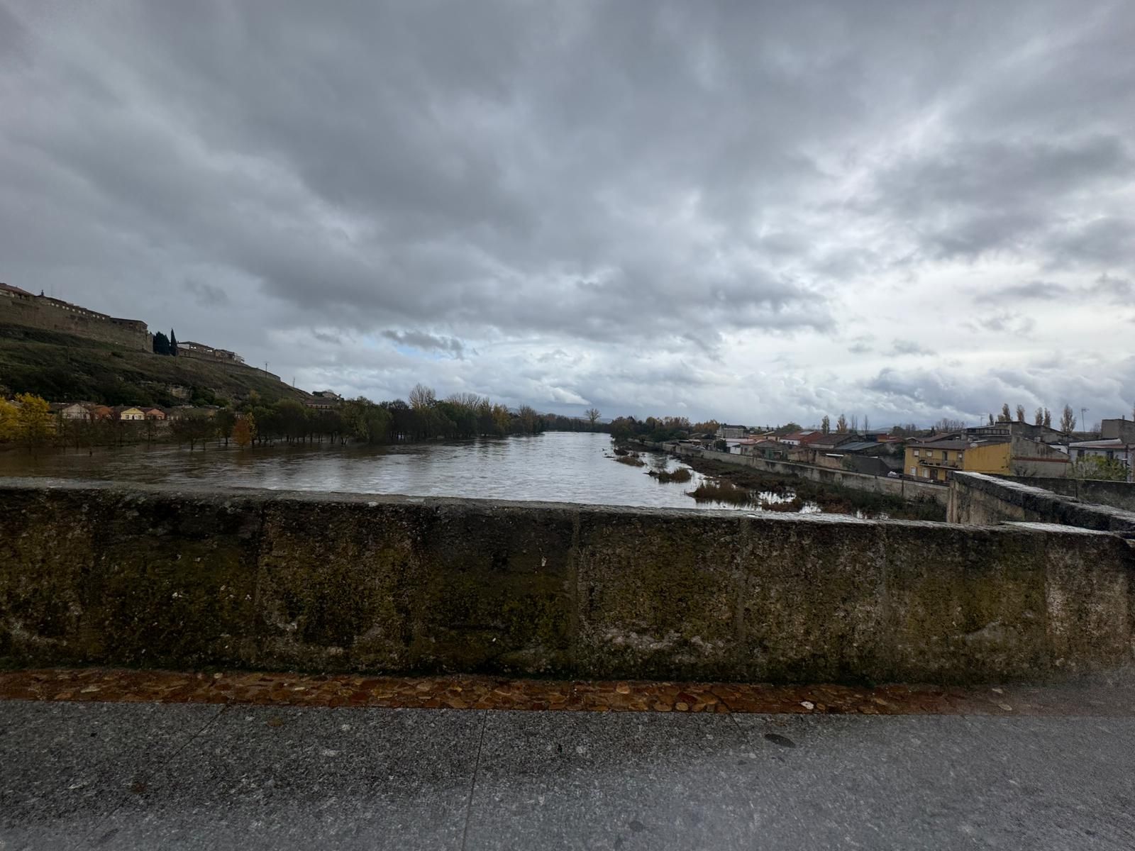 El río Águeda desbordado en Ciudad Rodrigo