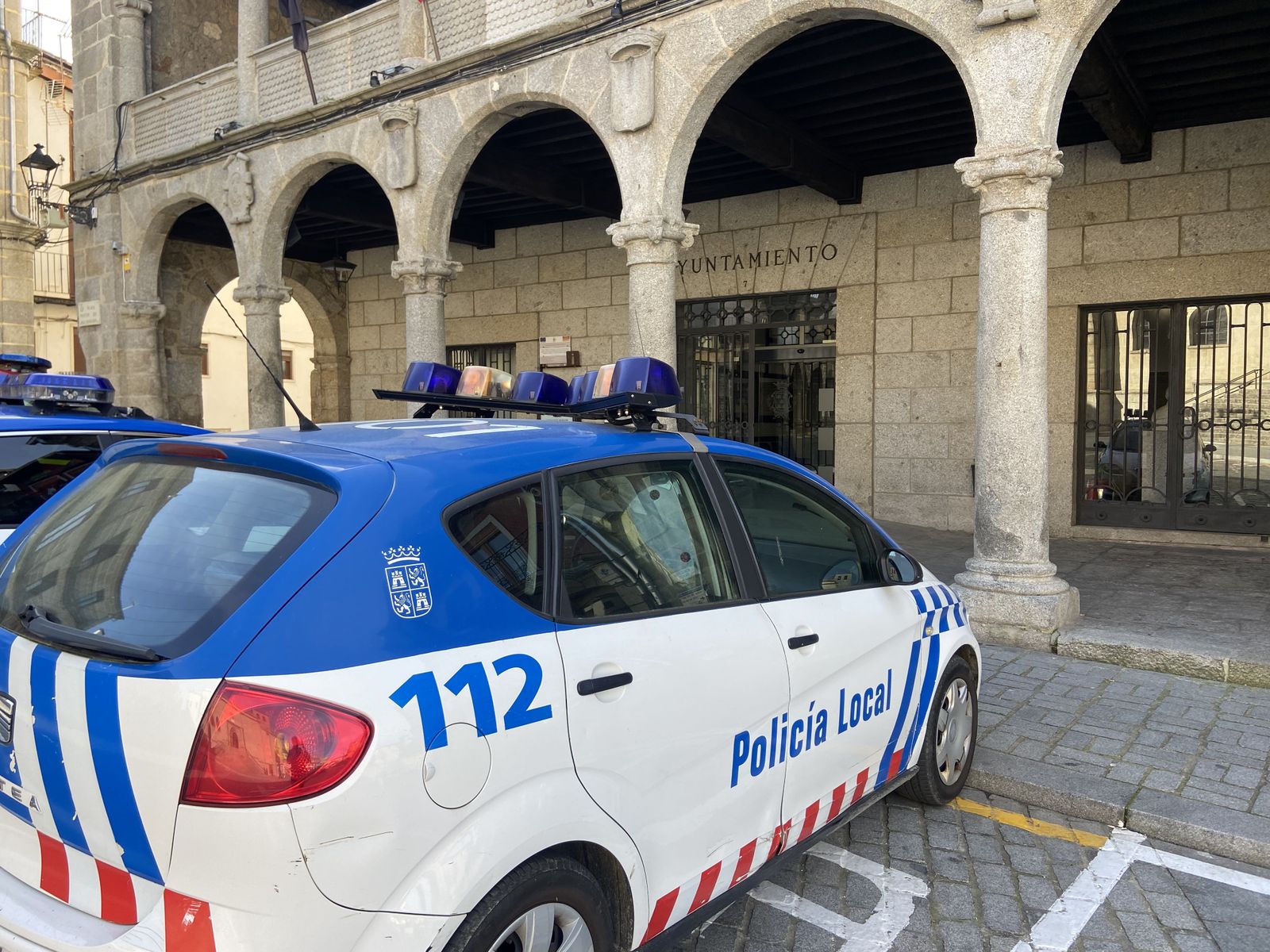 Policía Local junto al Ayuntamiento de Béjar - Foto de Archivo Policía Local junto al Ayuntamiento de Béjar - Foto de Archivo