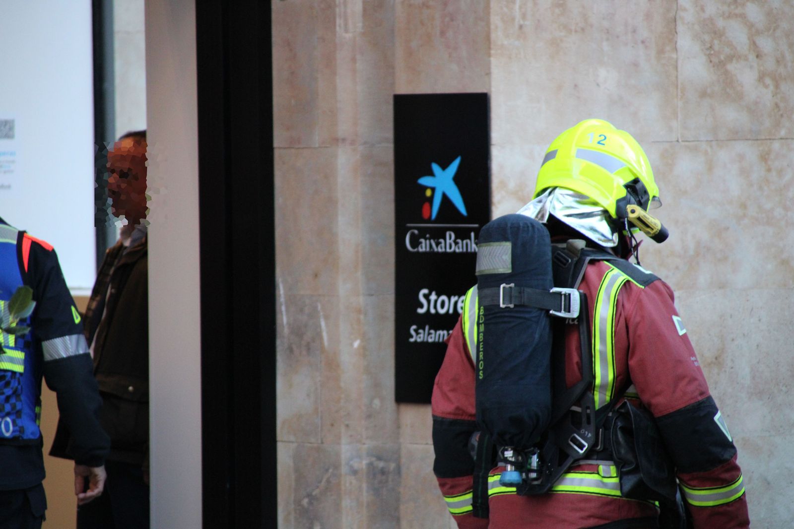 bomberos-y-policia-local-trabajan-en-el-desalojo-de-una-oficina-bancaria-de-caixabank-en-la-calle-zamora-21
