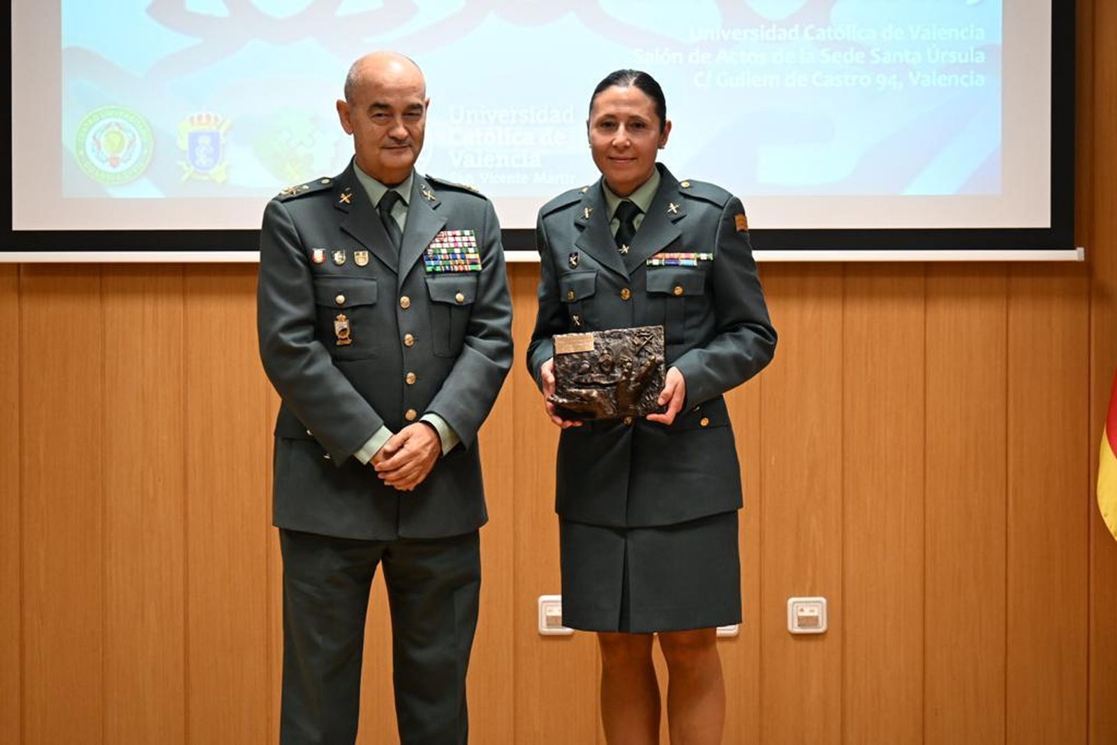 La agente de la Guardia Civil de Zamora, Isabel Álvarez, recoge su reconocimiento