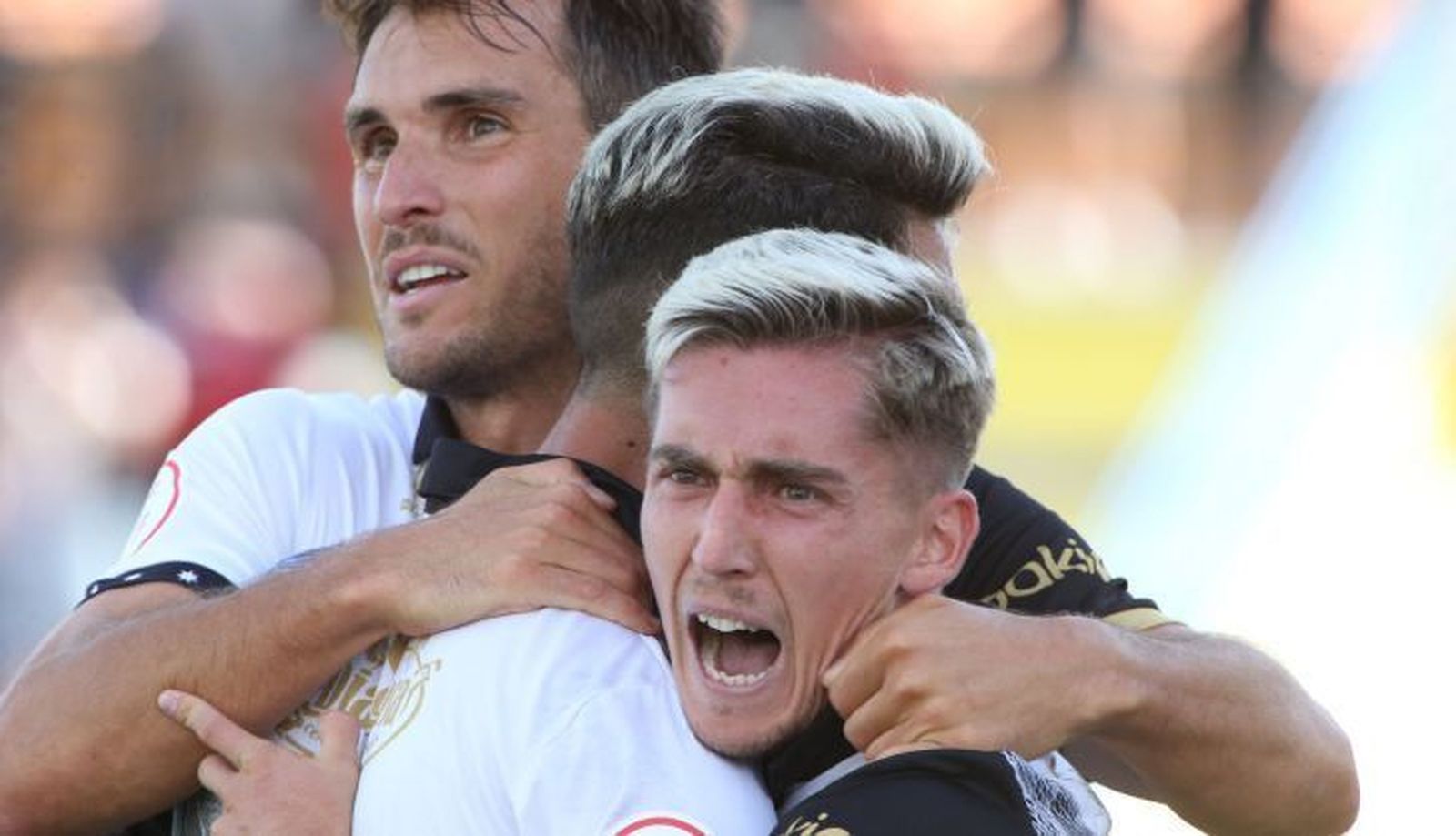 Íñigo, Rayco y Espina celebran un gol ante el Extremadura / FOTO SALAMANCA24HORAS.COM