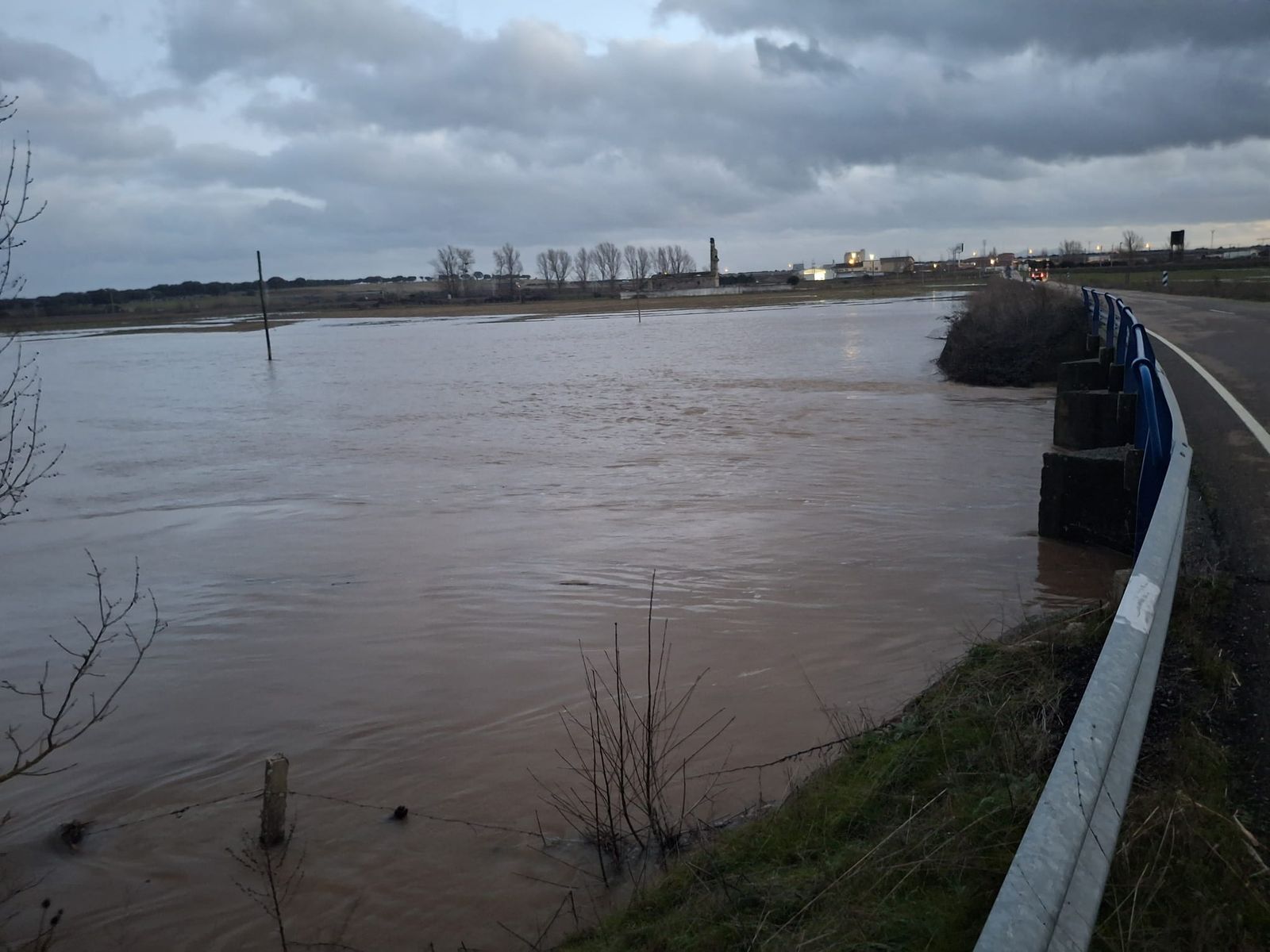 Río Castro desbordado a su paso por Aldehuela de la Bóveda