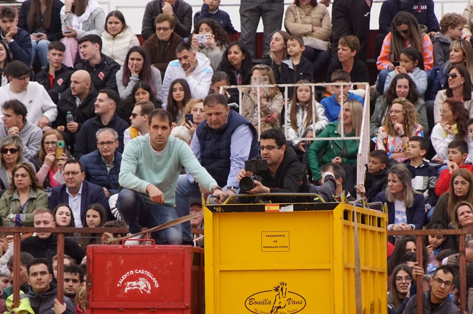 ambiente-y-participacion-durante-el-toro-del-voto-en-villoria-suelta-de-dos-toros-del-cajon-foto-juanes-29