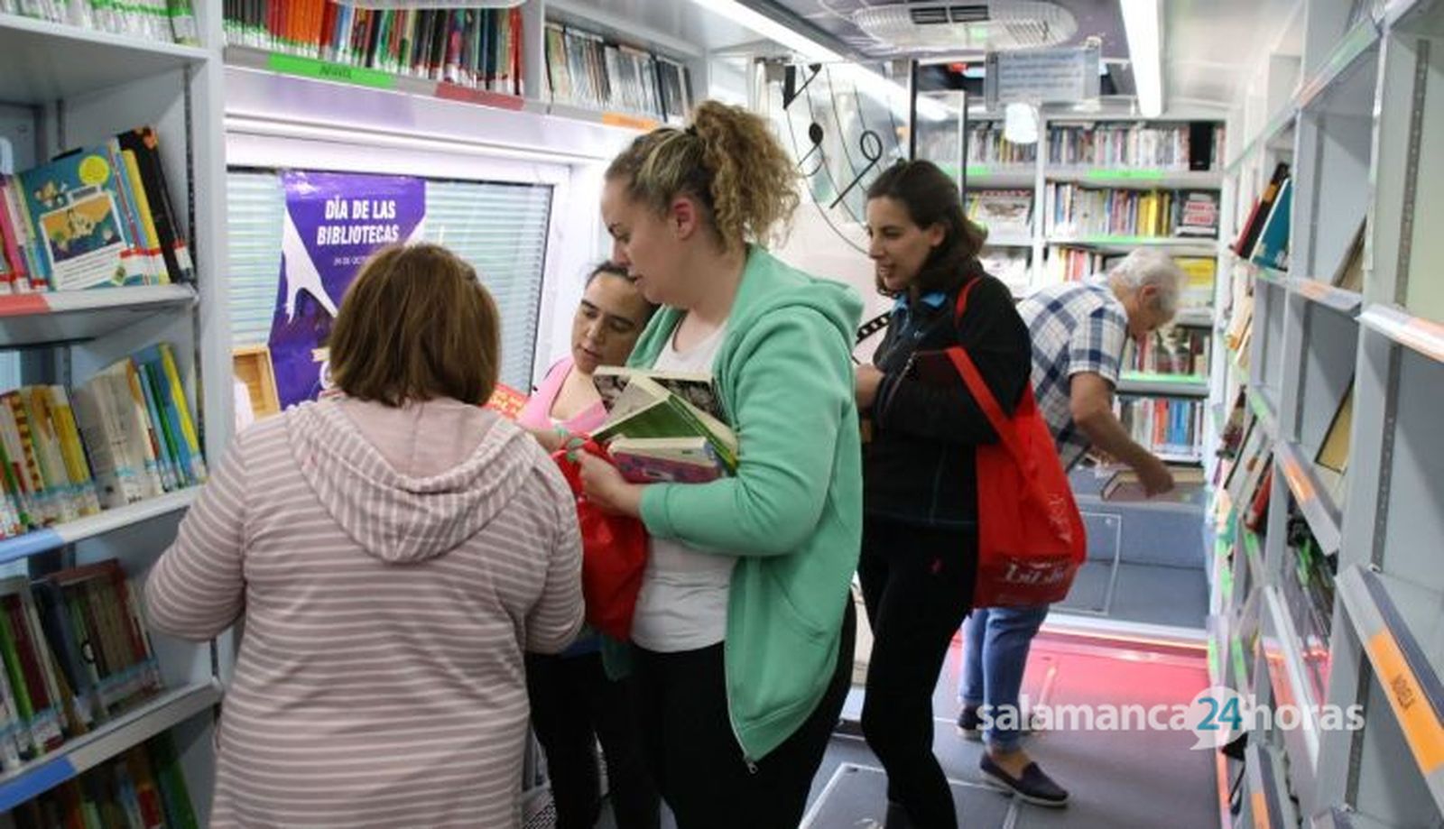 Bibliobús en Robliza de Cojos. Fotos Andrea M. 