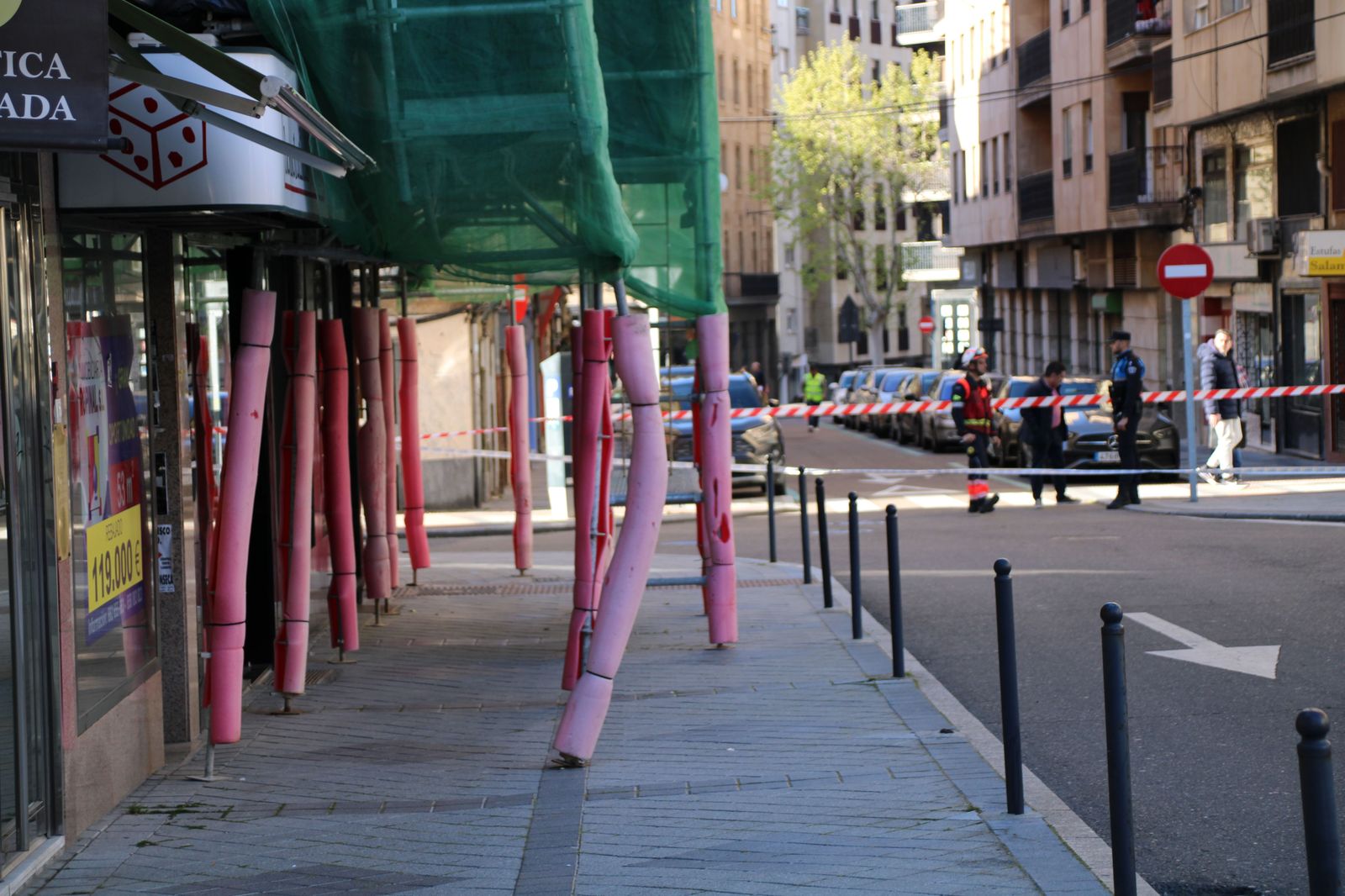 cortan-la-plaza-julian-sanchez-el-charro-al-doblarse-las-patas-de-un-andamio-de-grandes-dimensiones-3