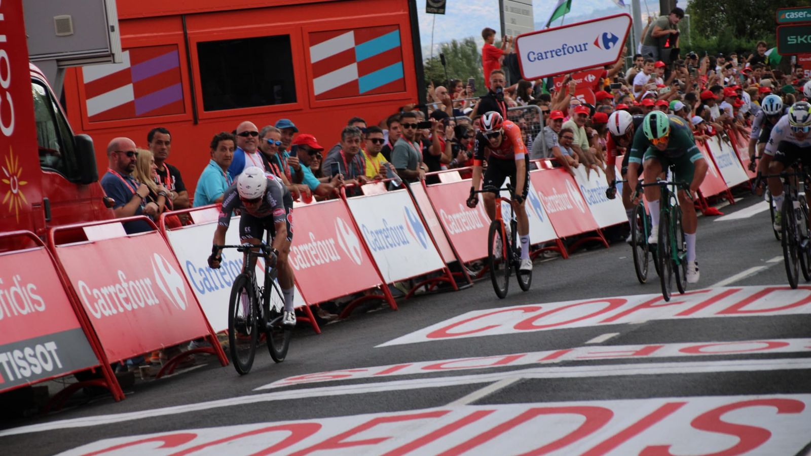 Jasper Philipsen se lleva el sprint en Guijuelo