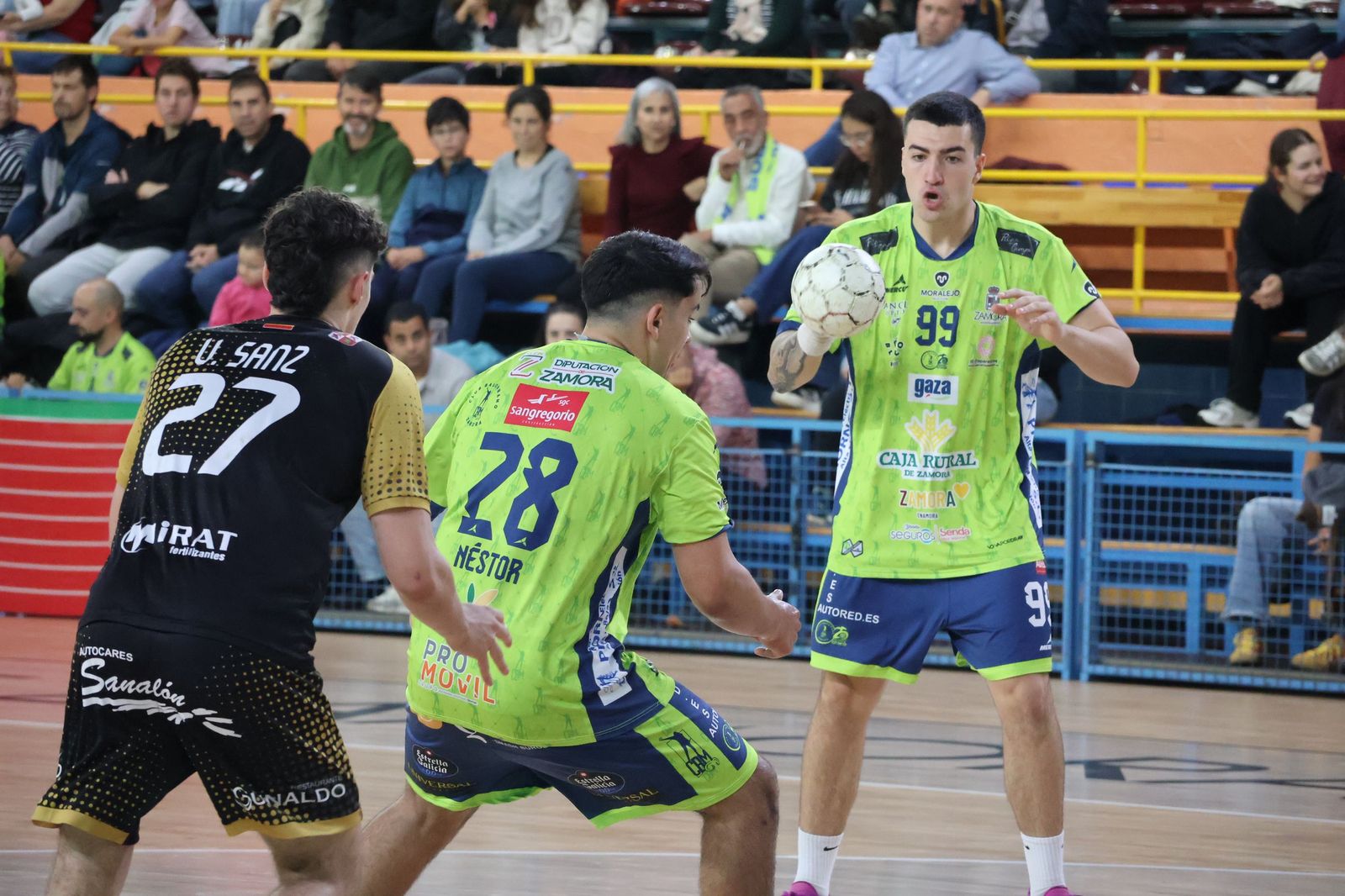 GALERÍA | El BM Zamora recibe en casa al Ciudad de Salamanca en un duelo muy ajustado