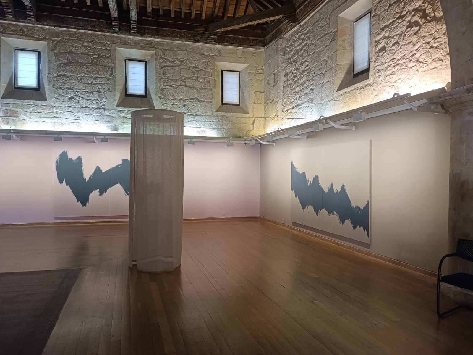 Virginia Rivas presenta su exposición 'El color del ruido' en Salamanca