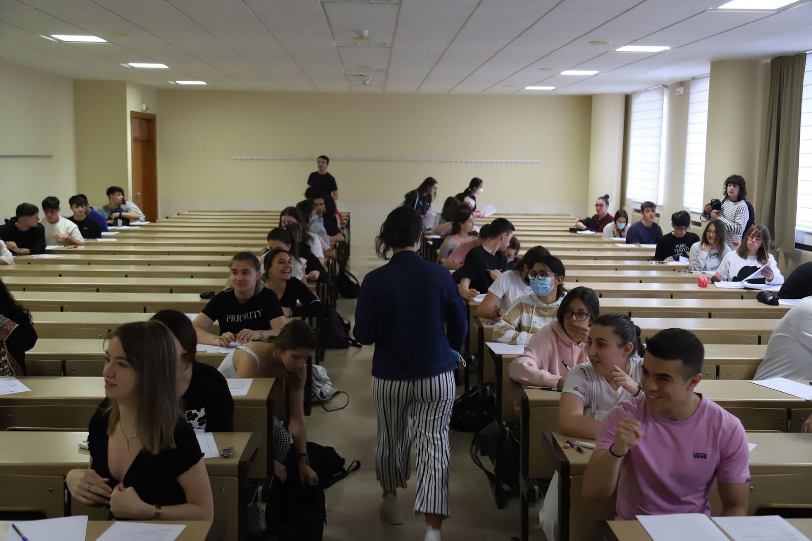 Jóvenes preparados para enfrentarse a la EBAU esta mañana