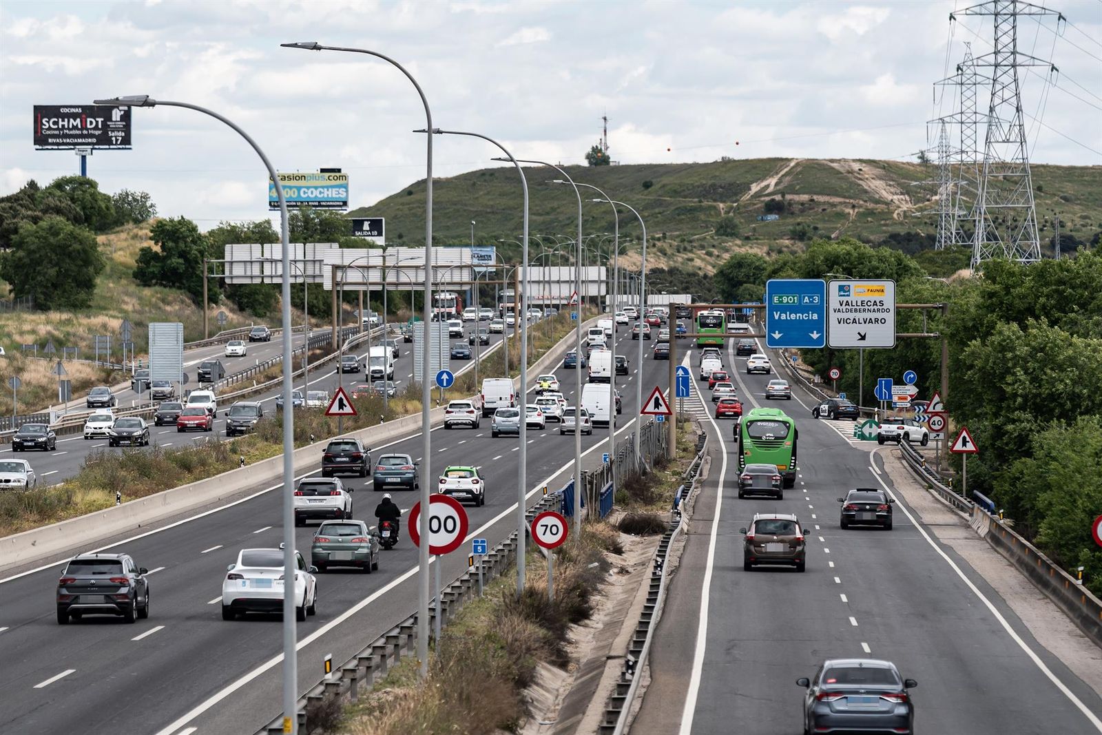 Varios coches durante la operación salida por el puente de mayo, en la A3 EP