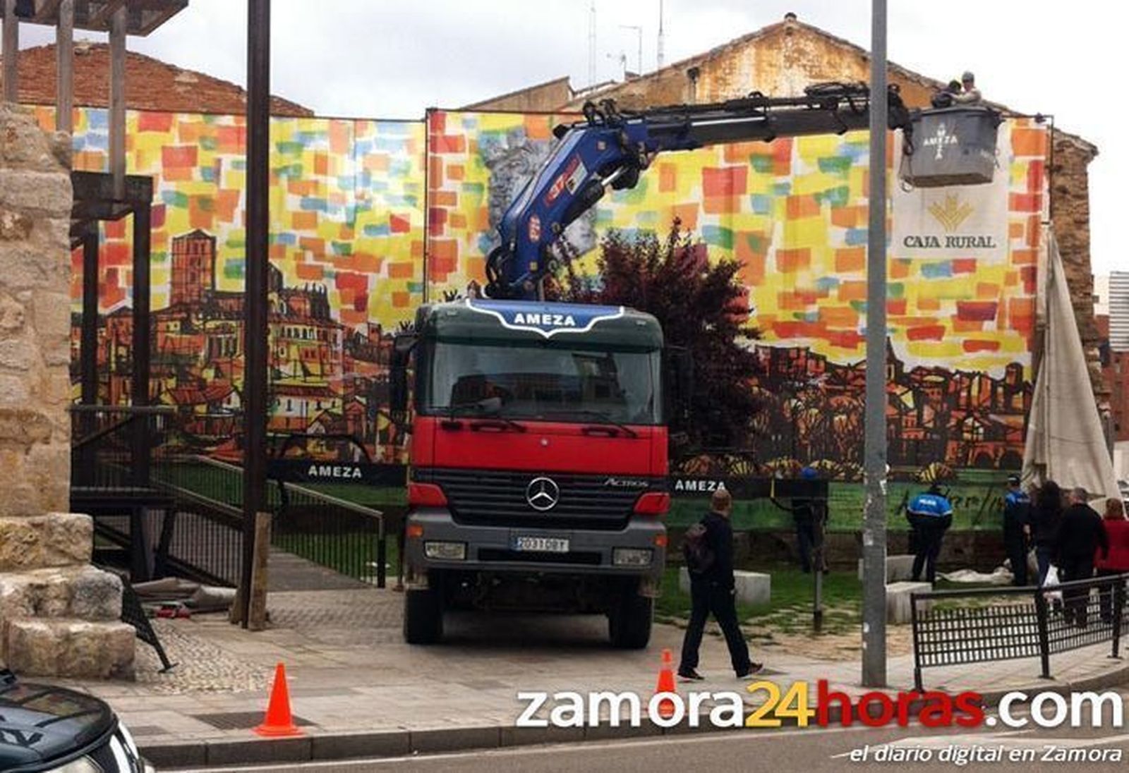Un nuevo trampantojo realizado por Antonio Pedrero adorna Puerta de la Feria