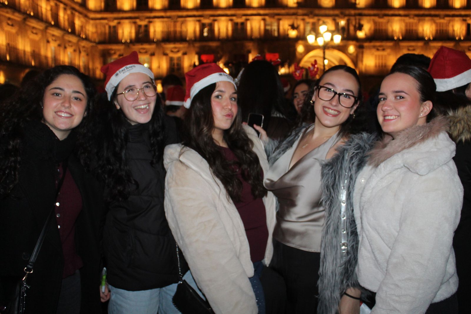 Miles de personas disfrutan de las campanadas y la fiesta del Fin de Año Universitario