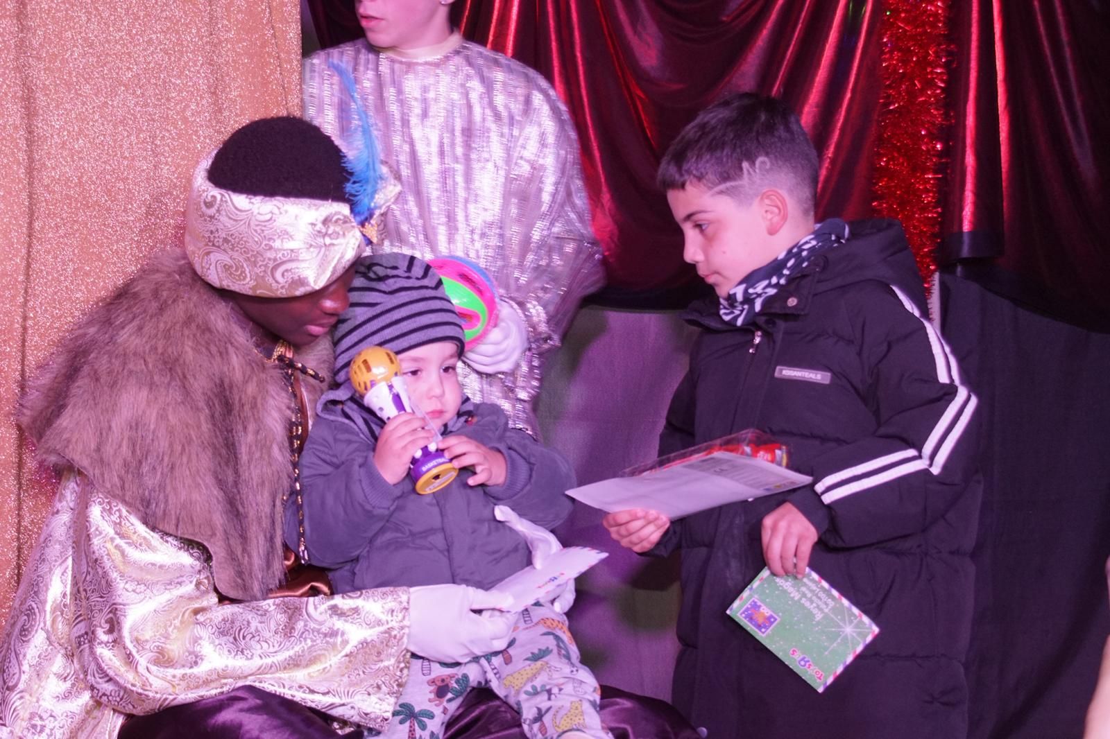 Los Reyes Magos reciben las cartas de los niños de El Encinar