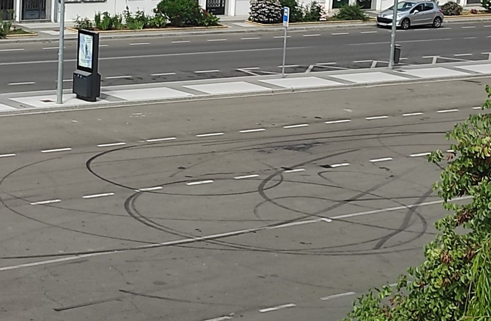 Estado del pavimento tras las carreras ilegales en la avenida Hilario Goyenechea