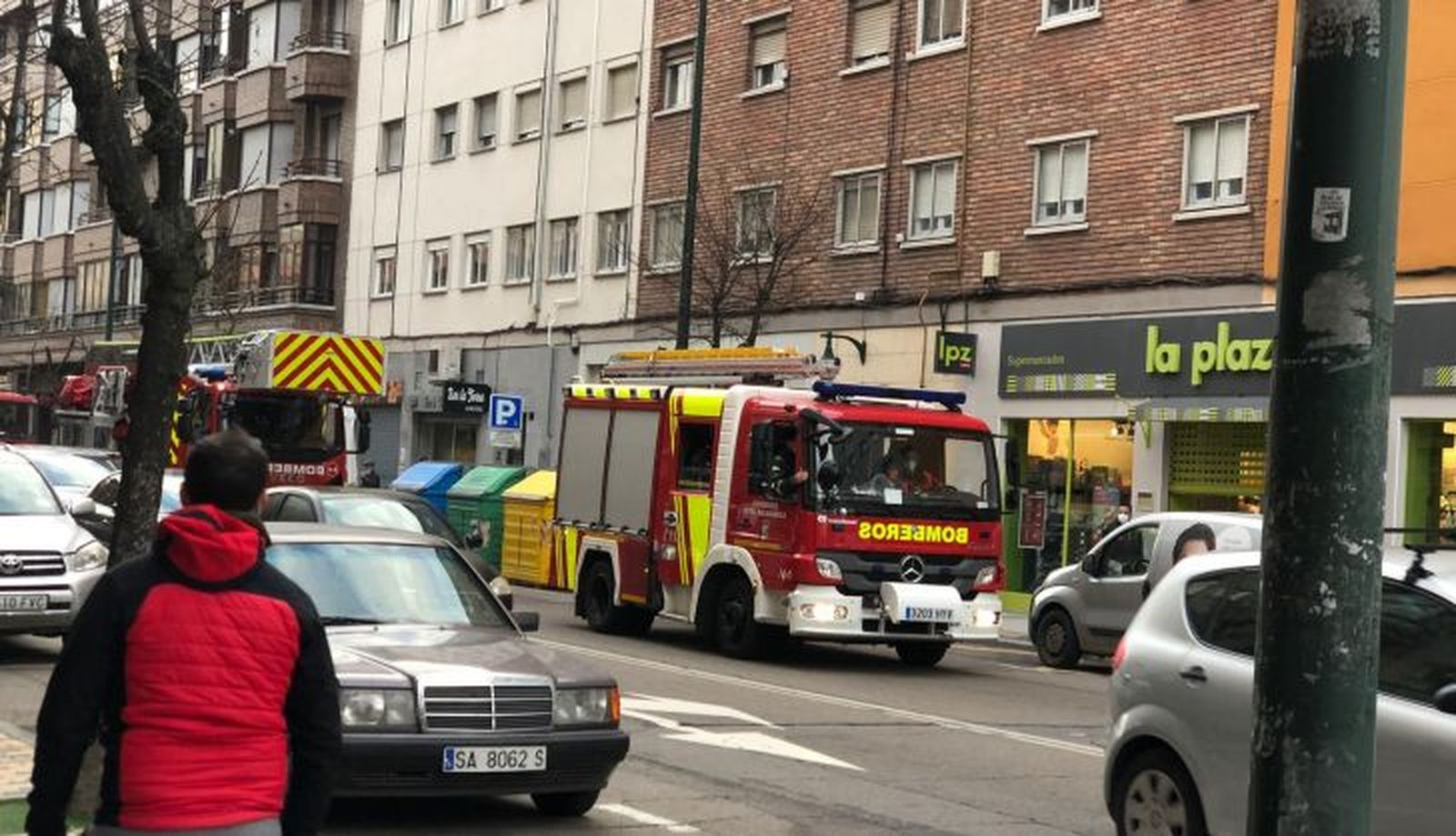 Los bomberos en el paseo del Rollo, en la mañana de este miércoles, 3 de marzo