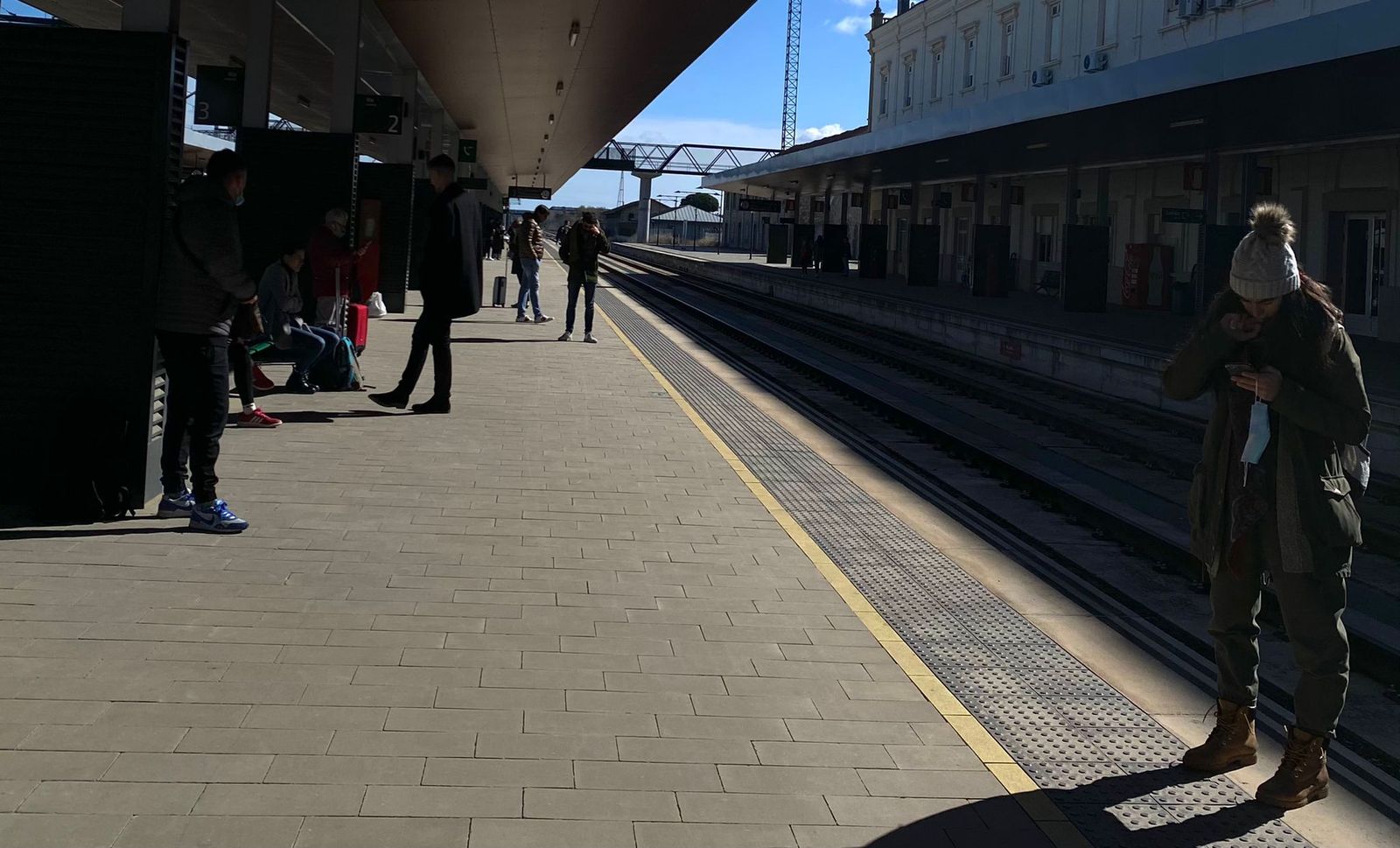 Varios viajeros en la estación de tren de Zamora Foto M.L