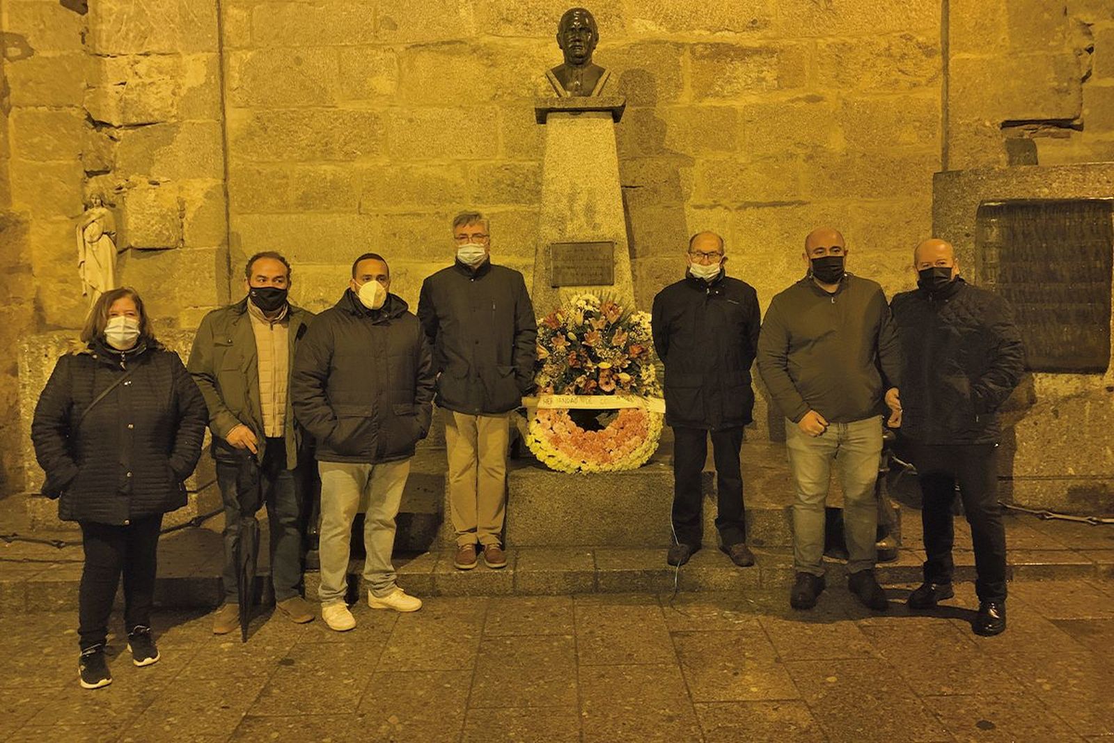 Algunos de los participantes en la ofrenda floral a Agustín Martínez Soler