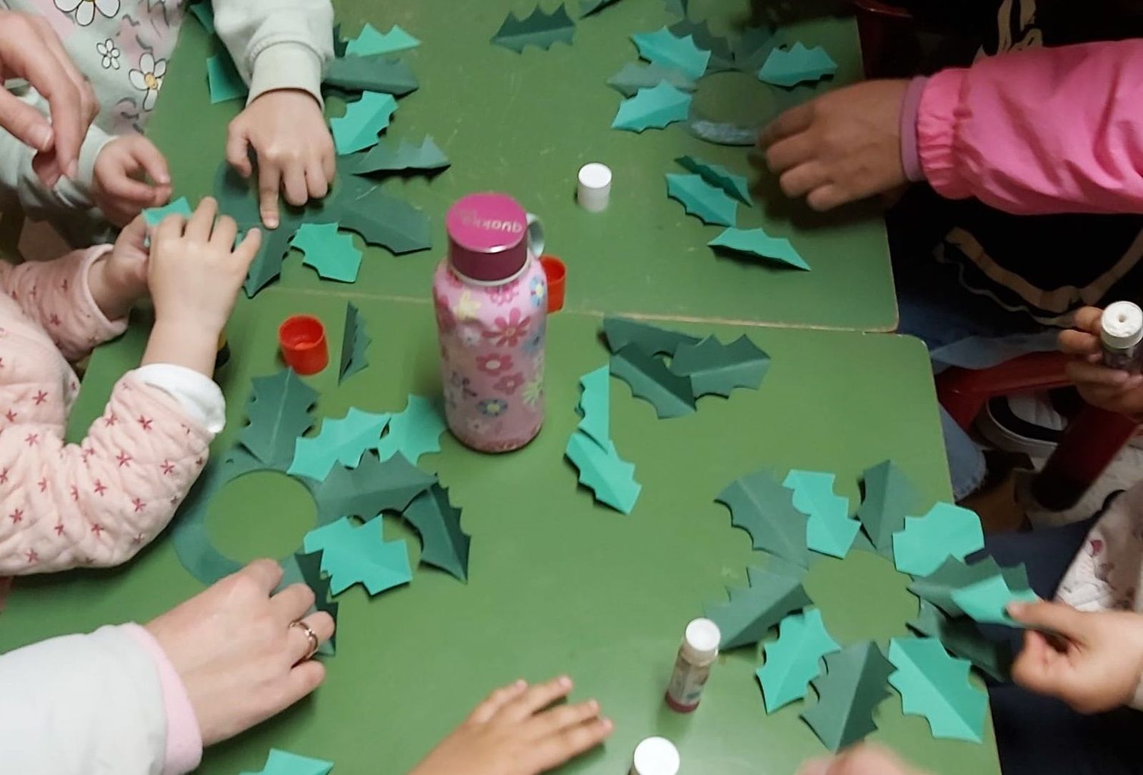 un-taller-de-adornos-de-acebos-para-ninos-en-terradillos-10