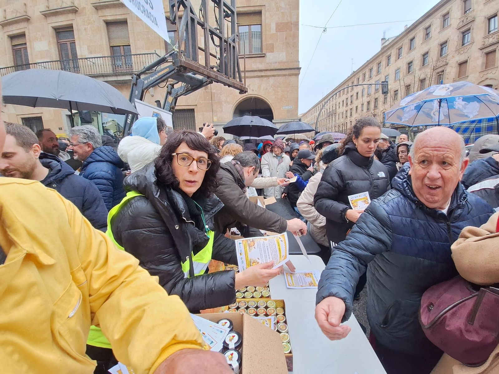 Los apicultores reparten mil tarritos de miel en protesta por el acuerdo de Mercosur  (17).jpeg