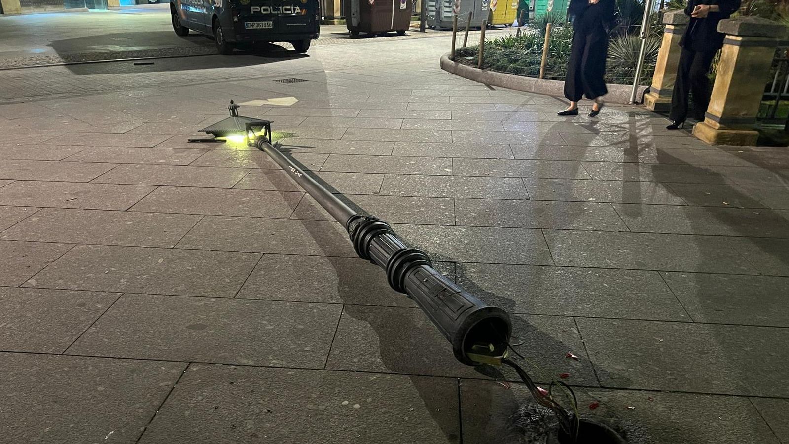 Un furgón de la Policía Nacional derriba una farola de la plaza Santa Eulalia