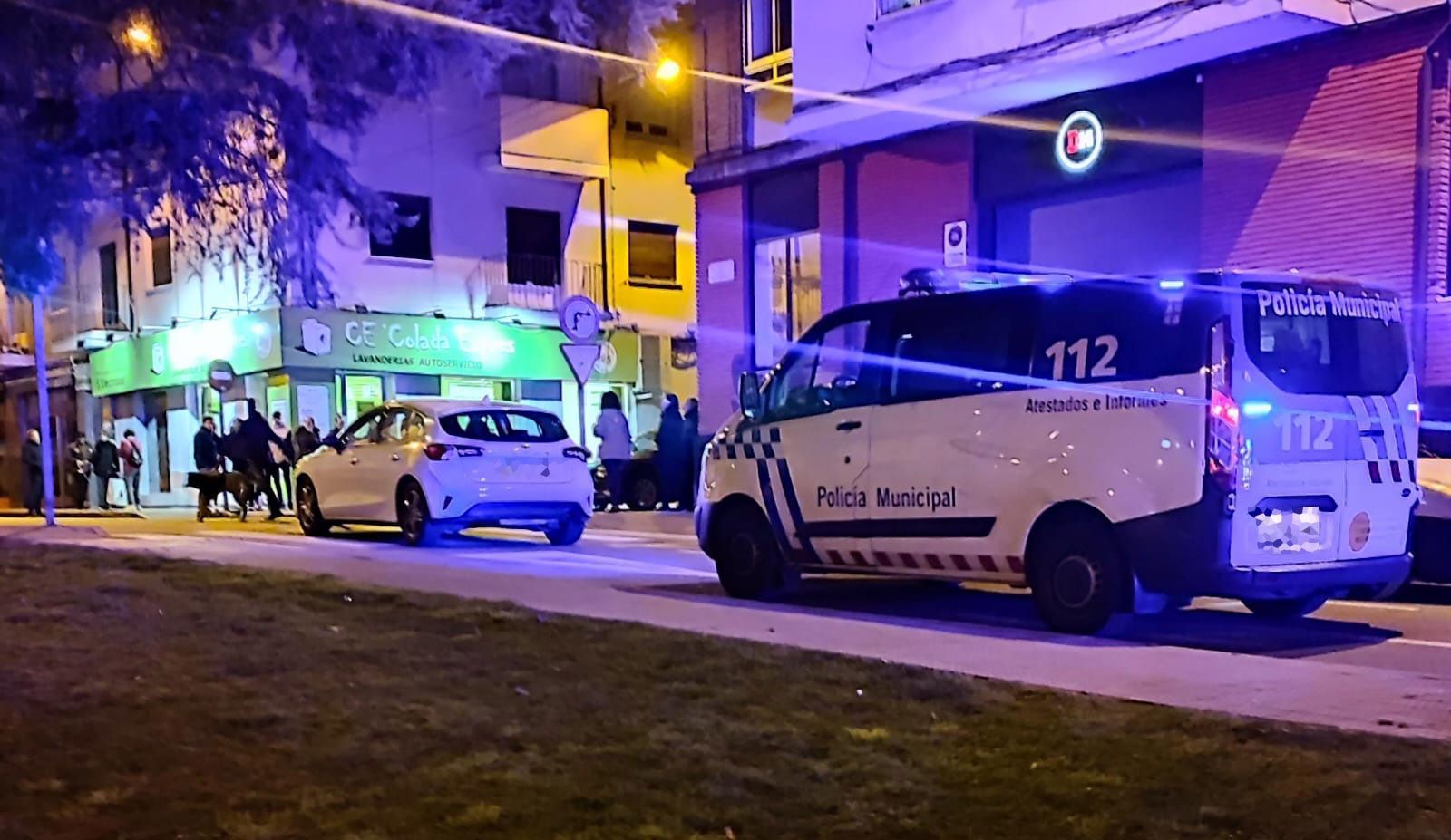 Los agentes junto al vehículo