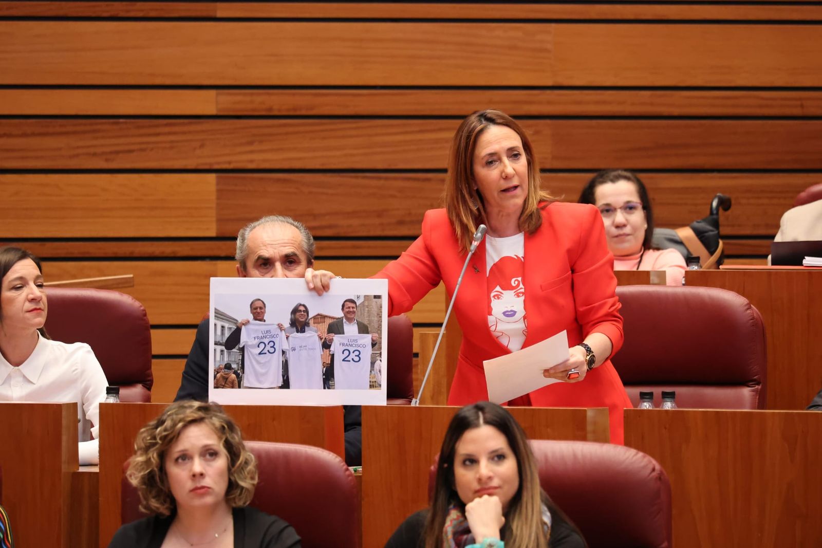 Rosa Rubio durante la sesión plenaria de este martes, 20 de febrero, mostrando una foto de Carbayo, Mañueco y Luis Francisco en la presentación de este último como candidato a las municipales por Béjar | Foto: PSOE