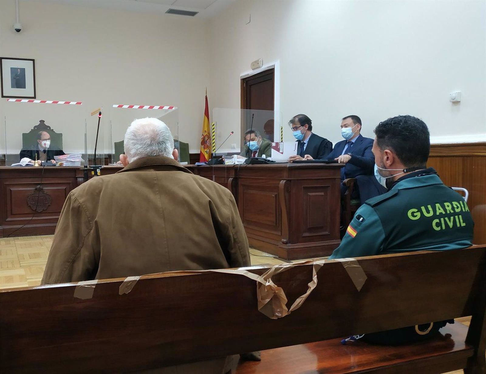 El acusado, junto a un agente de la Guardia Civil, comparece en la Audiencia de Valladolid. EP