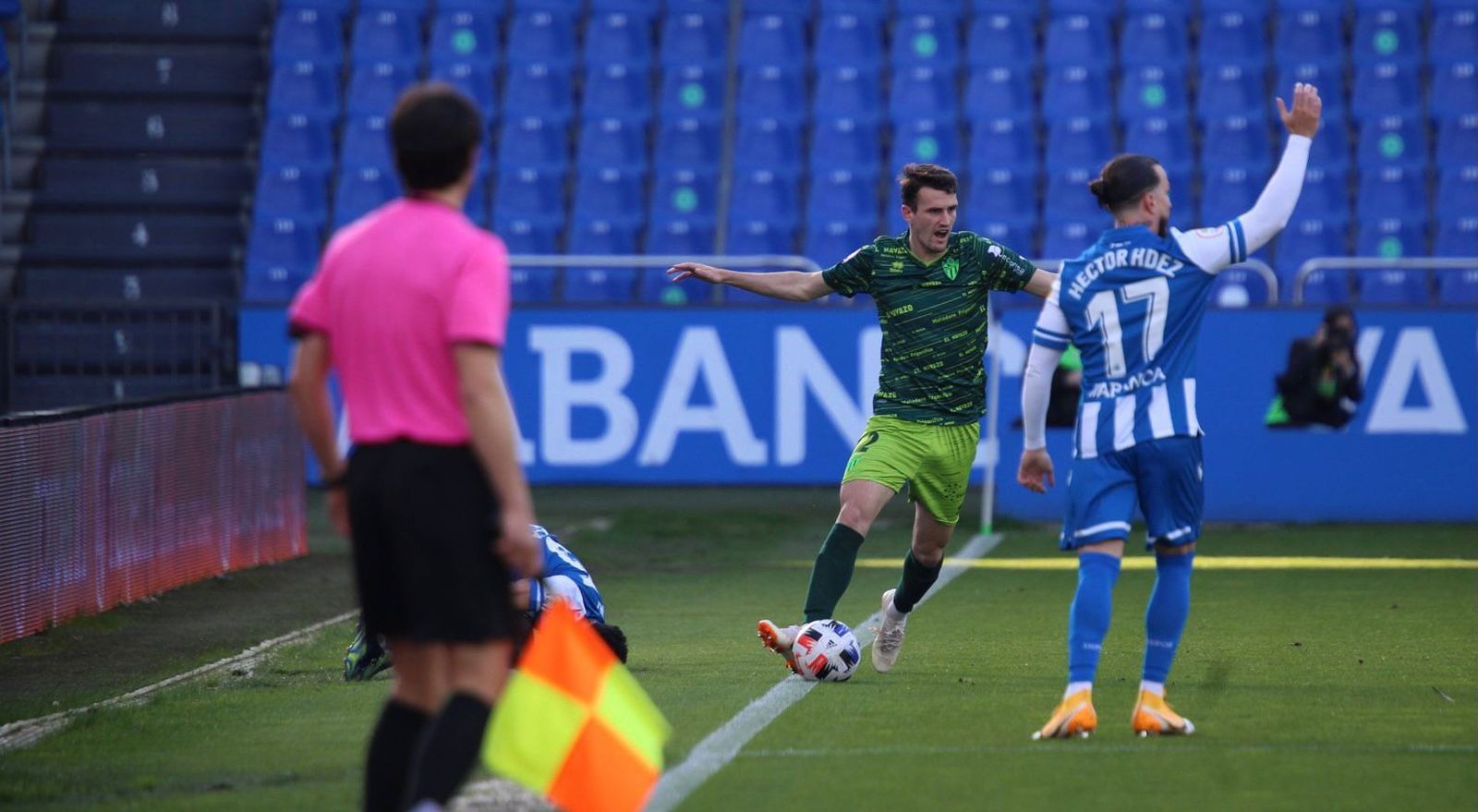 Parra evita el saque de banda para el Deportivo / FOTO CD Guijuelo.
