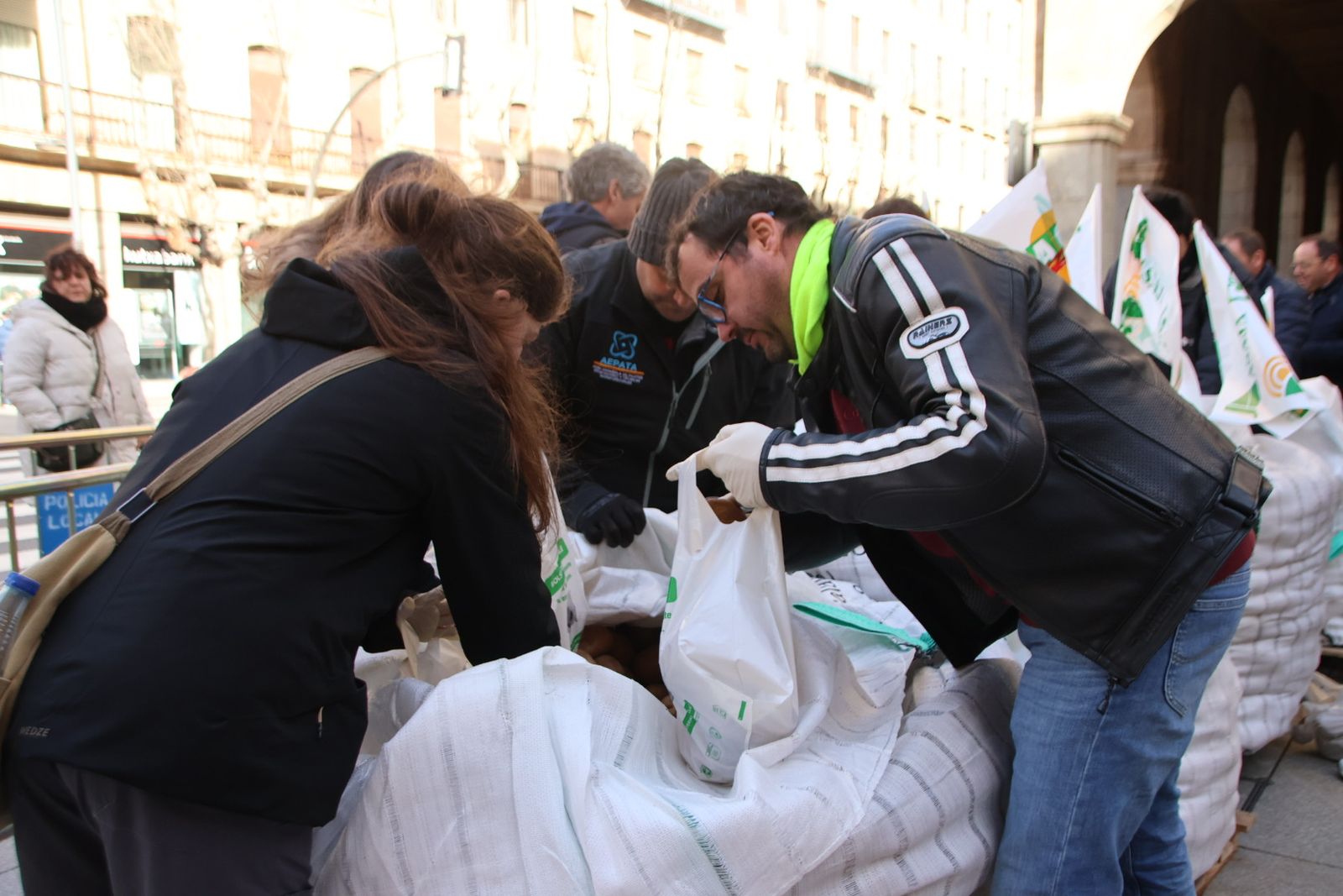 Reparto de 4.000 kg de patatas