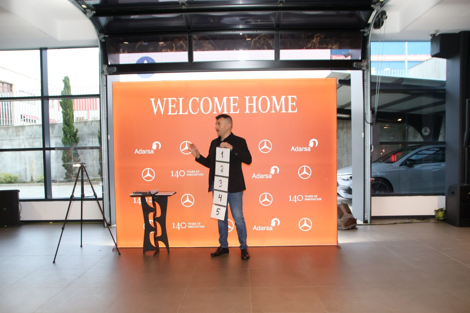Presentación dos coches en la mercedes