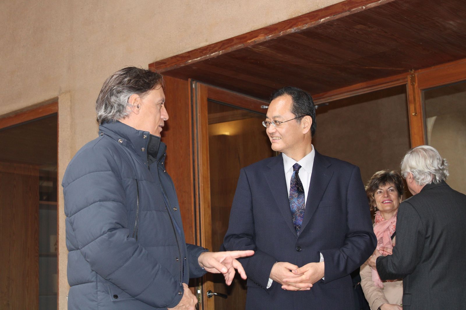 el-embajador-de-japon-nakamae-takahiro-el-alcalde-carlos-garcia-carbayo-y-el-rector-de-la-usal-fotos-s24h-5