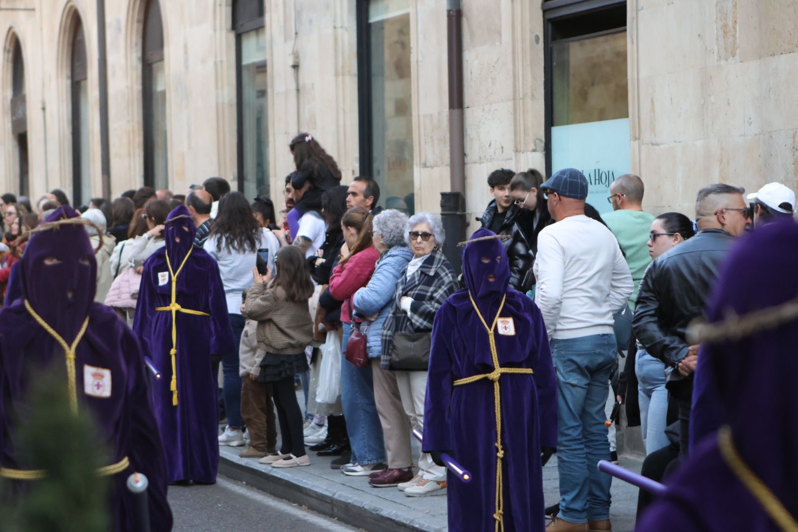 Jesús Rescatado procesiona en Salamanca con su nueva túnica y la atenta mirada de cientos de fieles