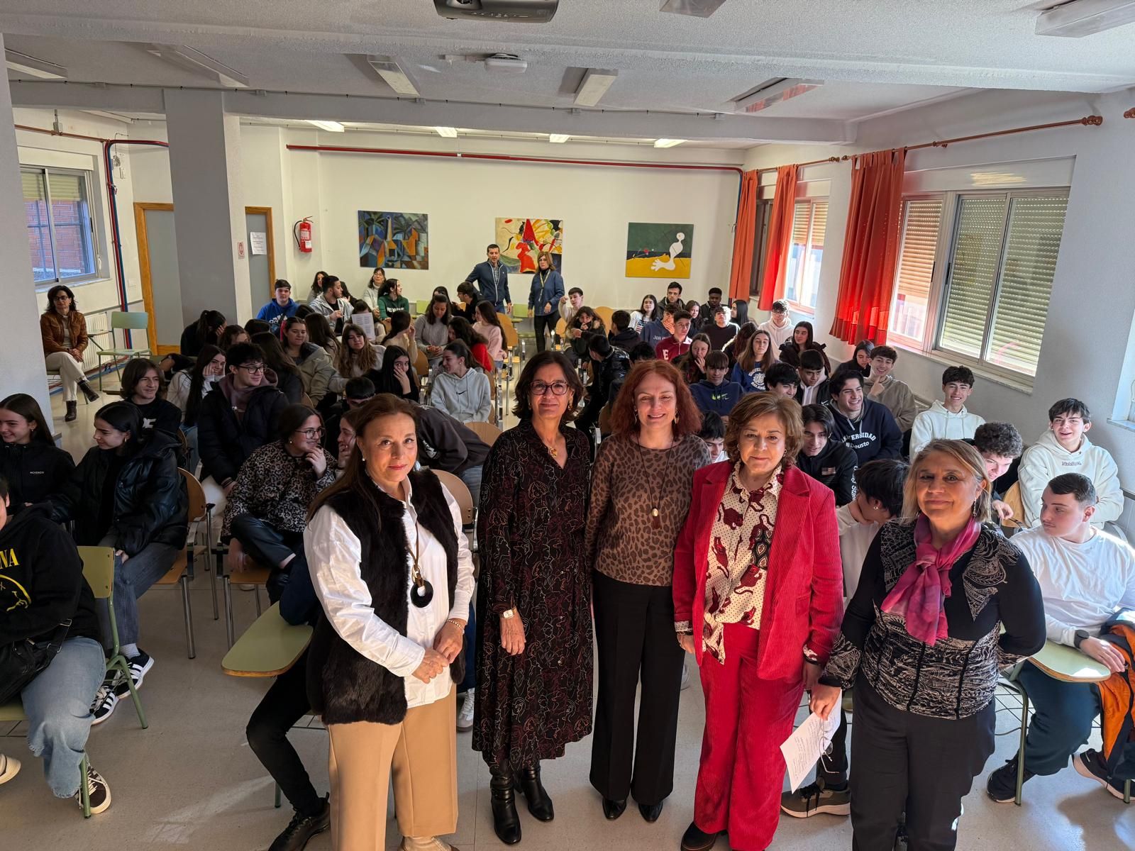 Las ponentes Mª Sonsoles Castro, Ana Mª Vaquero y Mª Luisa García compartieron sus conocimientos y experiencias en el ámbito forense, psiquiátrico y psicológico, respectivamente