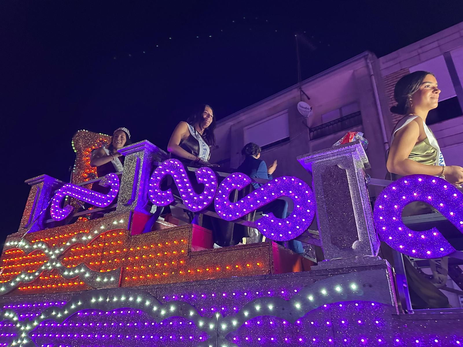 El desfile de carrozas de Aldeadávila vuelve a llenar de luz y color las calles en sus fiestas