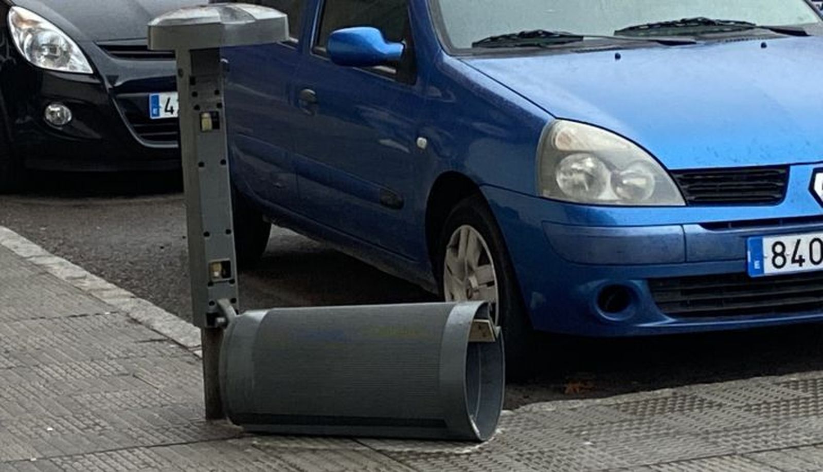 Papelera rota en la calle Mérida miércoles