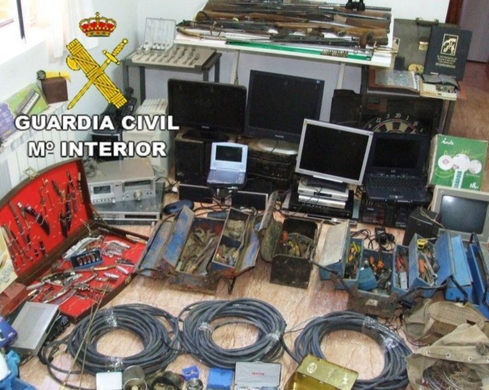 La Guardia Civil detiene a una persona por varios robos en Fuentes de Ropel y tenencia ilícita de armas