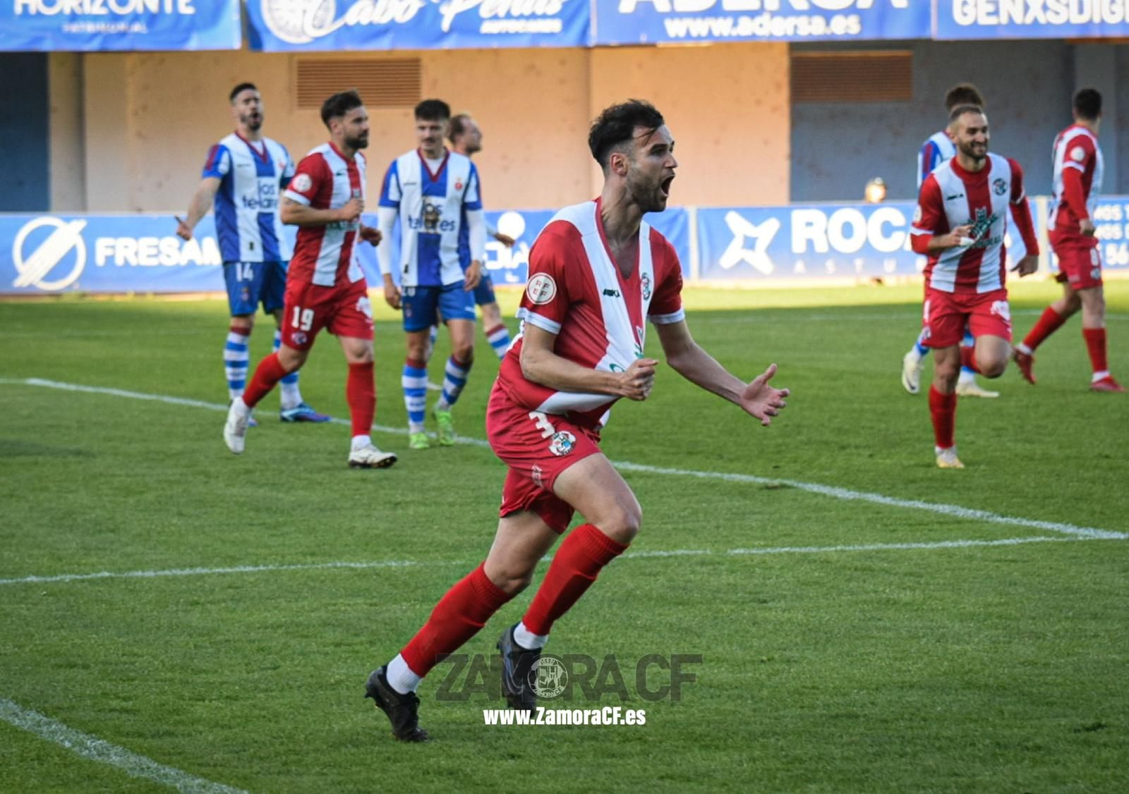 Luismi Luengo celebra el gol de la victoria