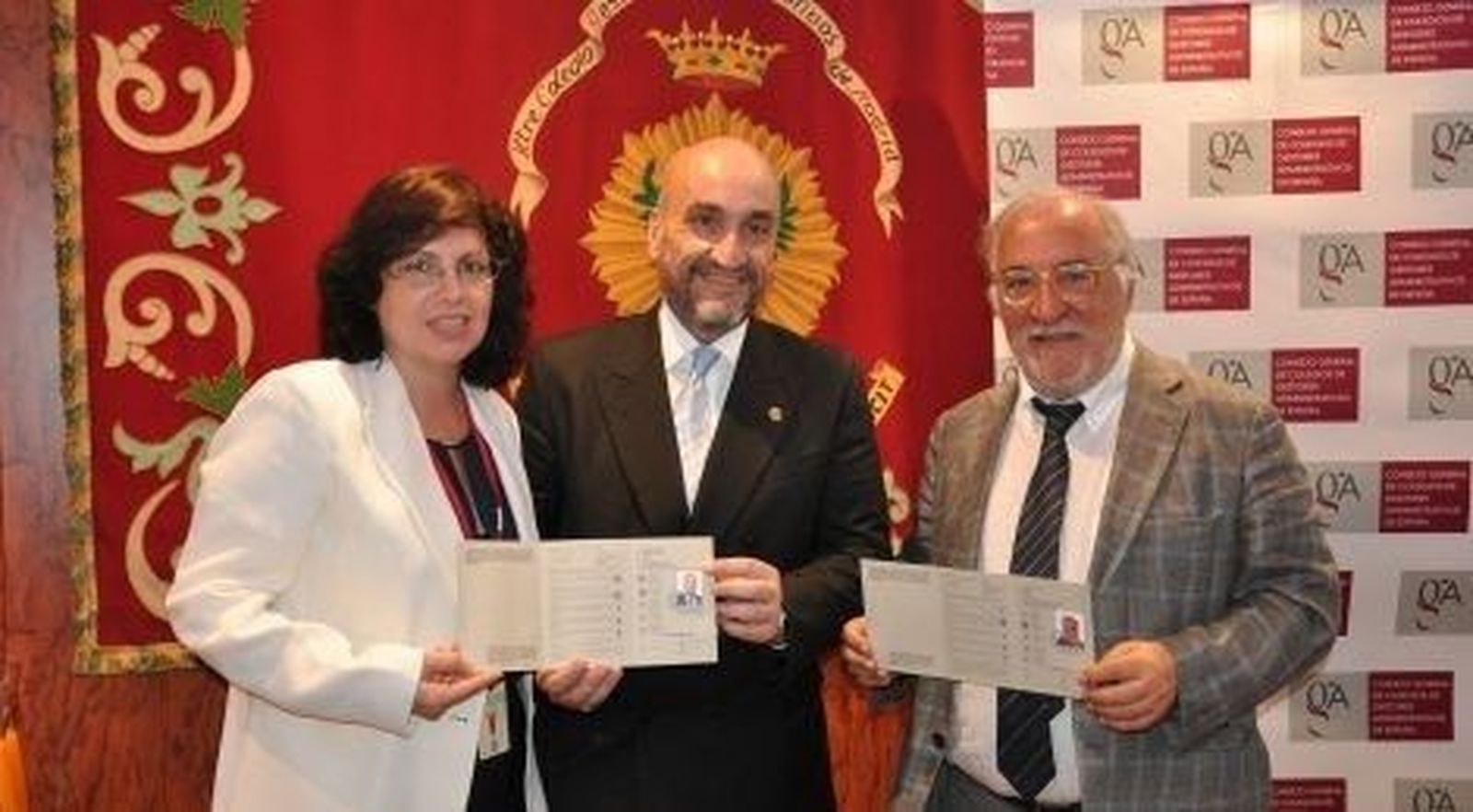 El Director General de Tráfico, Pere Navarro, y el Presidente del Consejo General de Colegios de Gestores Administrativos, Fernando Santiago Ollero, en la firma