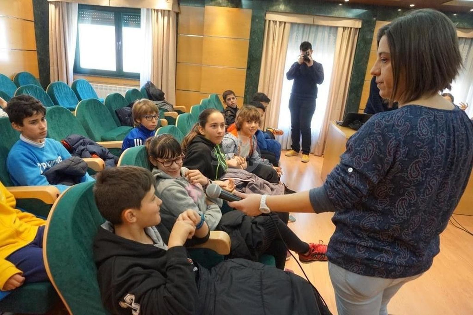 Niños y mayores, de la mano en la celebración del Día de la Mujer